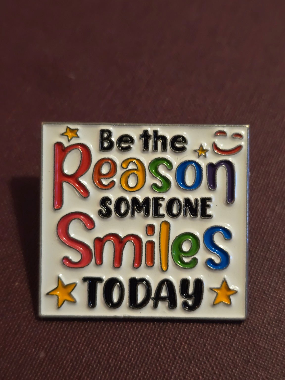 Pin Be the Reason Someone Smiles Today Pins i One size från Rino Design Sthlm