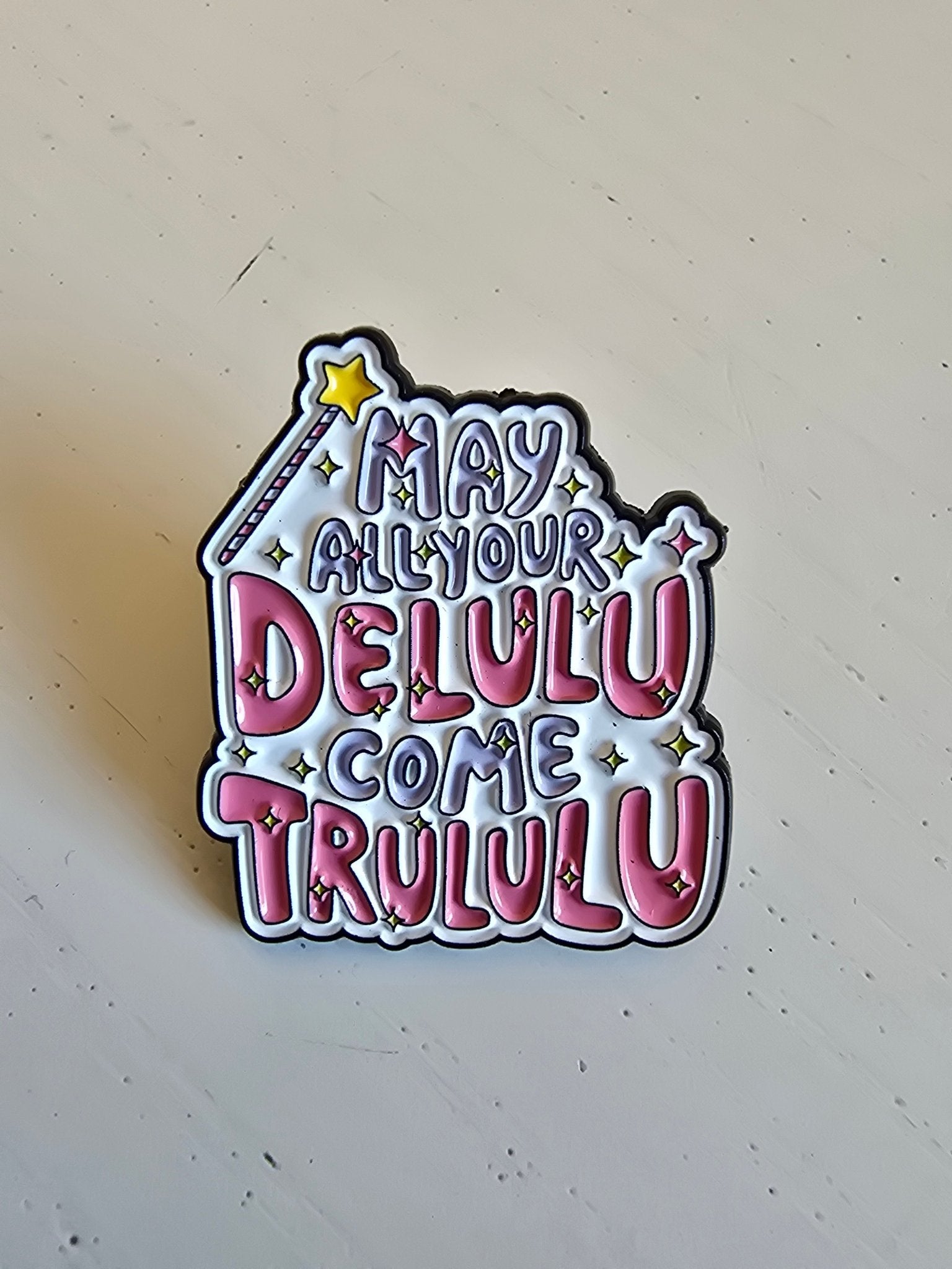 Pin Delulu come trululu Pins i One size från Rino Design Sthlm