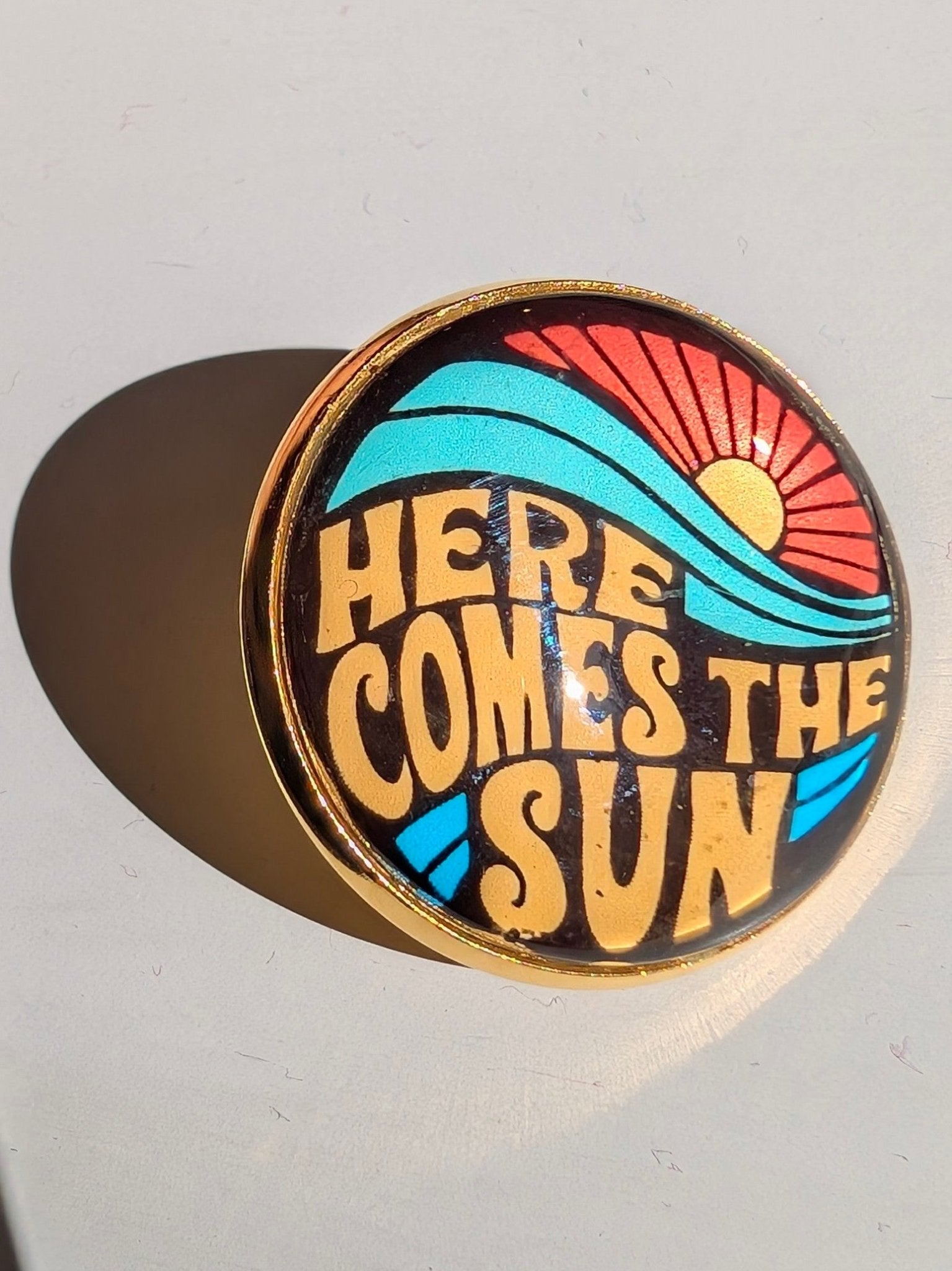 Pin "Here Comes the Sun" Pins i One size från Rino Design Sthlm