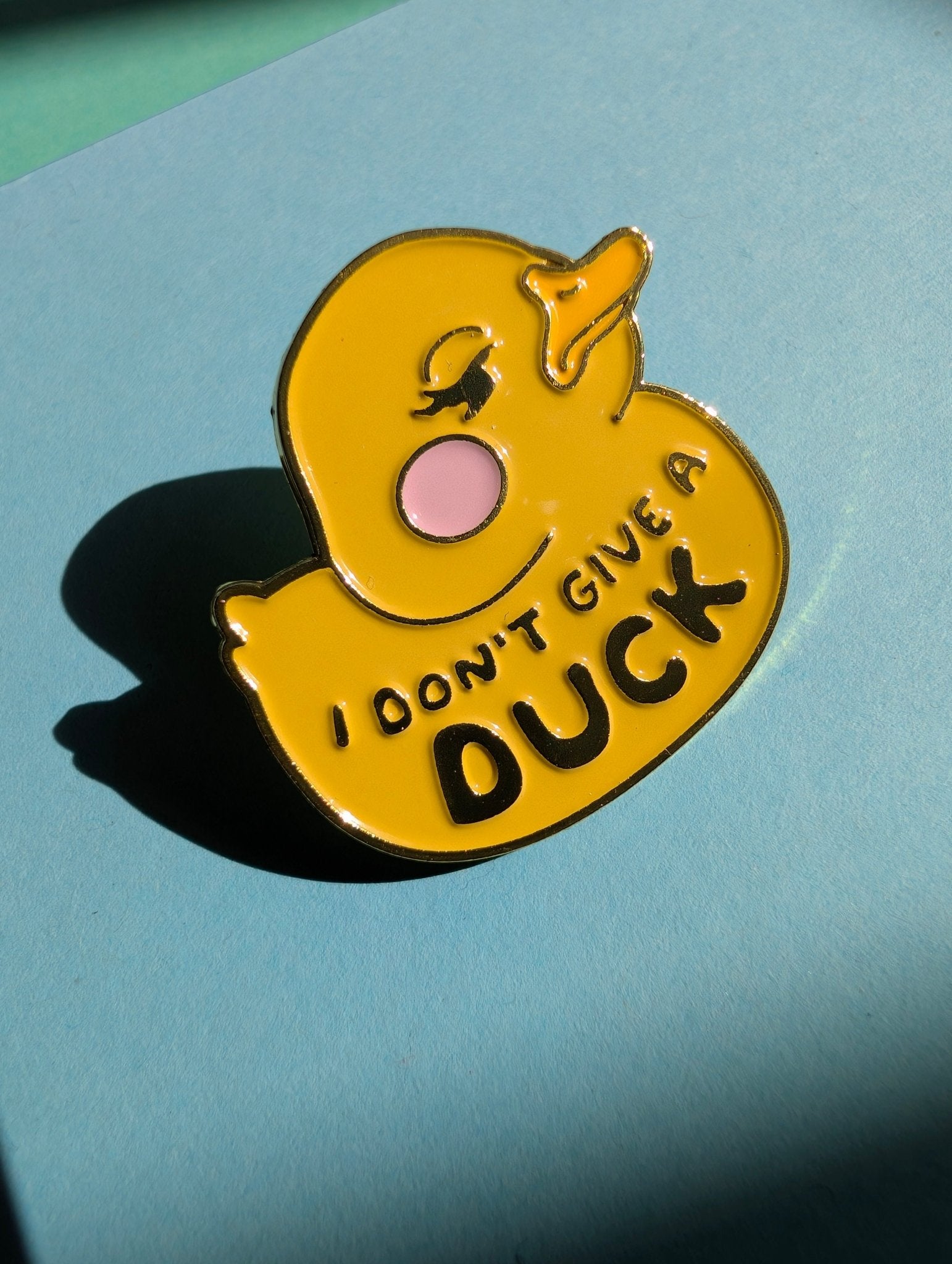 Pin "I Don't give a Duck" Pins i One size från Rino Design Sthlm