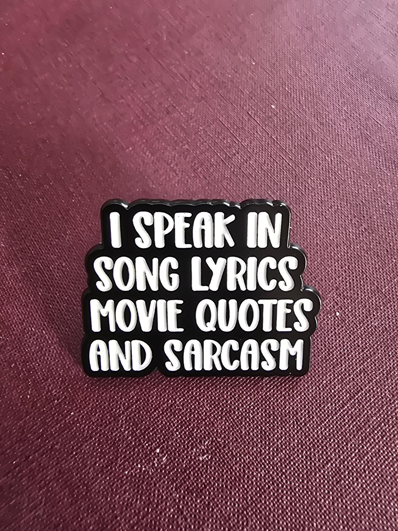 Pin "I Speak in movie quotes" Pins i One size från Rino Design Sthlm