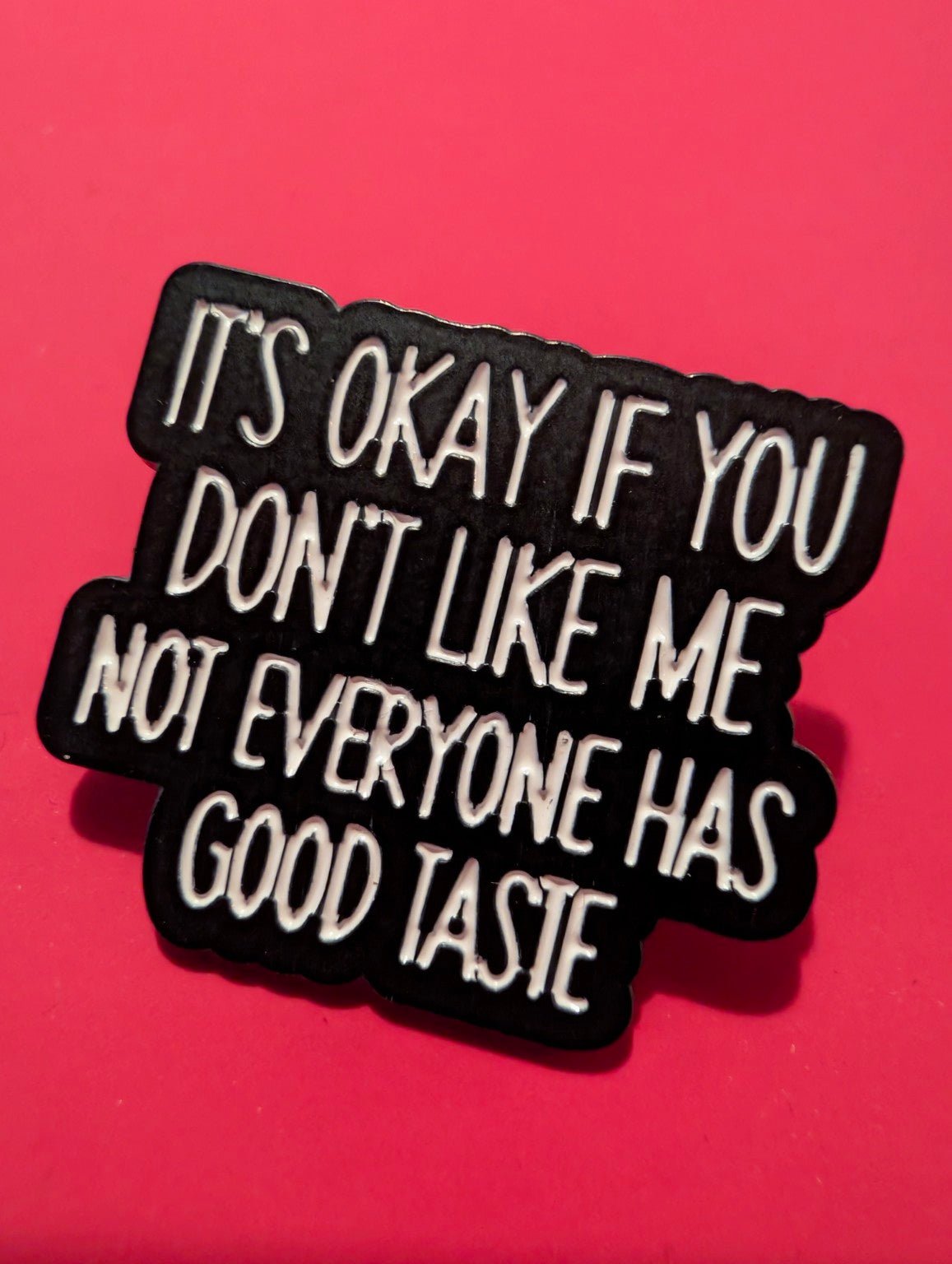 Pin It's Okay If You Don't Like Me Pins i One size från Rino Design Sthlm