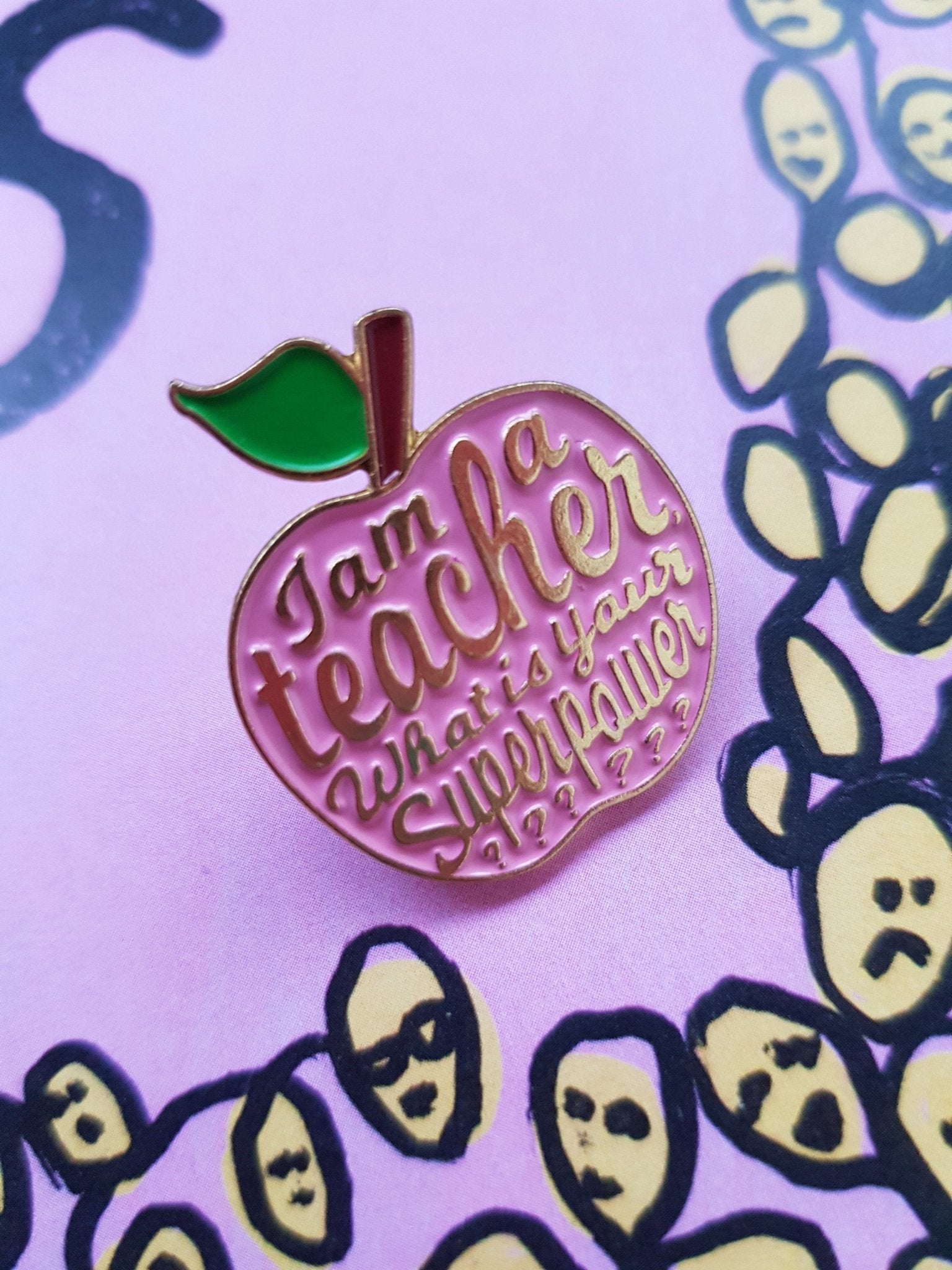 Pin Lärare / teacher Pins i Rosa från Rino Design Sthlm