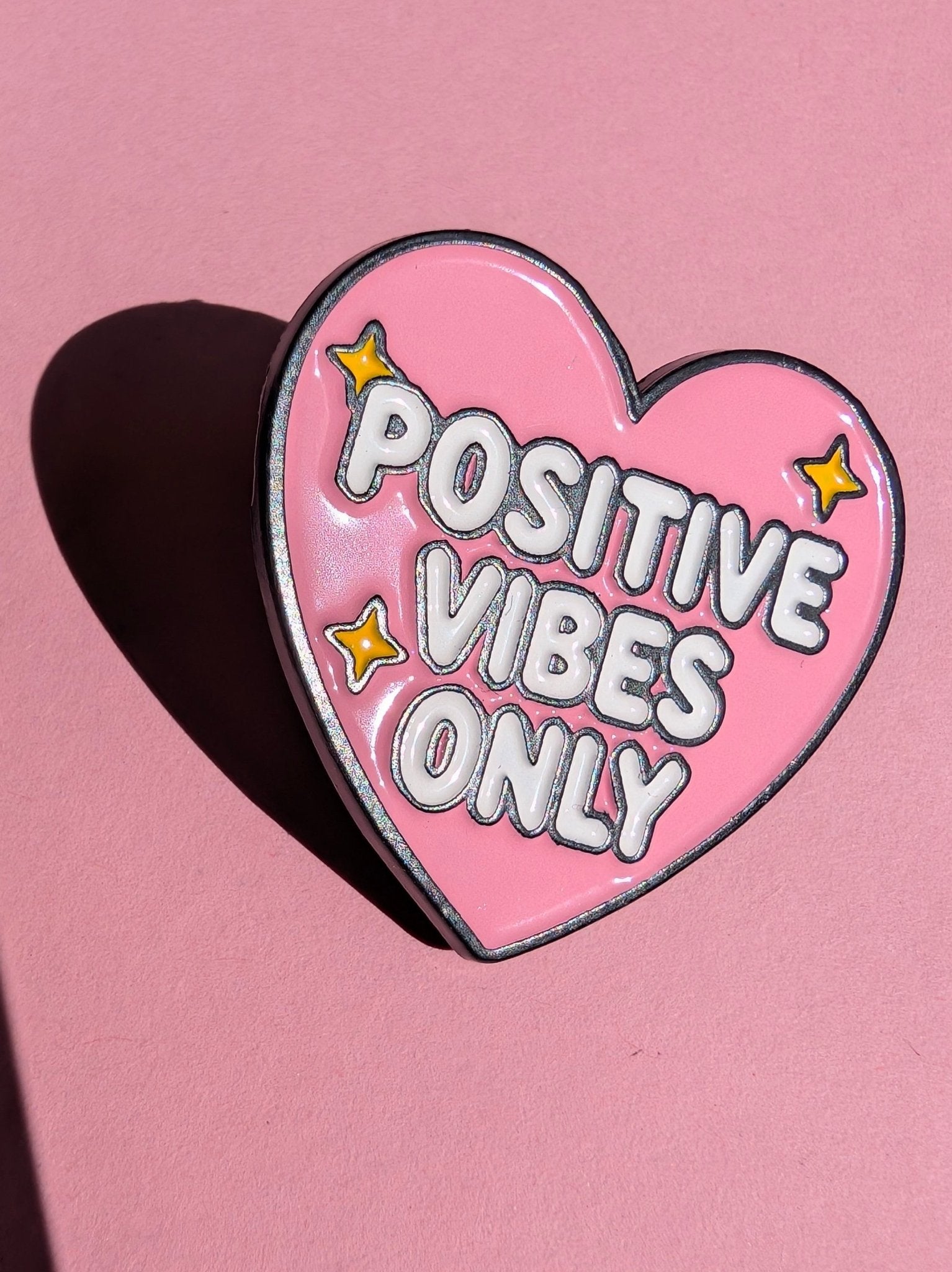 Pin "Positive Vibes Only Heart" Pins i One size från Rino Design Sthlm