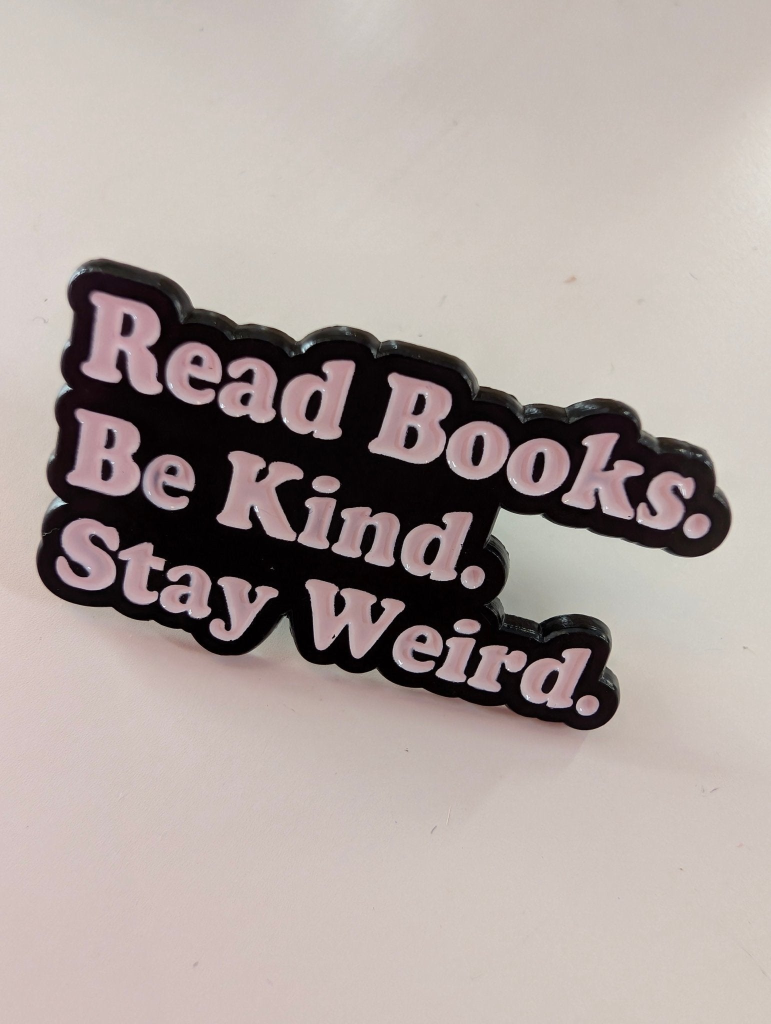 Pin "Read Books Be Kind" Pins i One size från Rino Design Sthlm