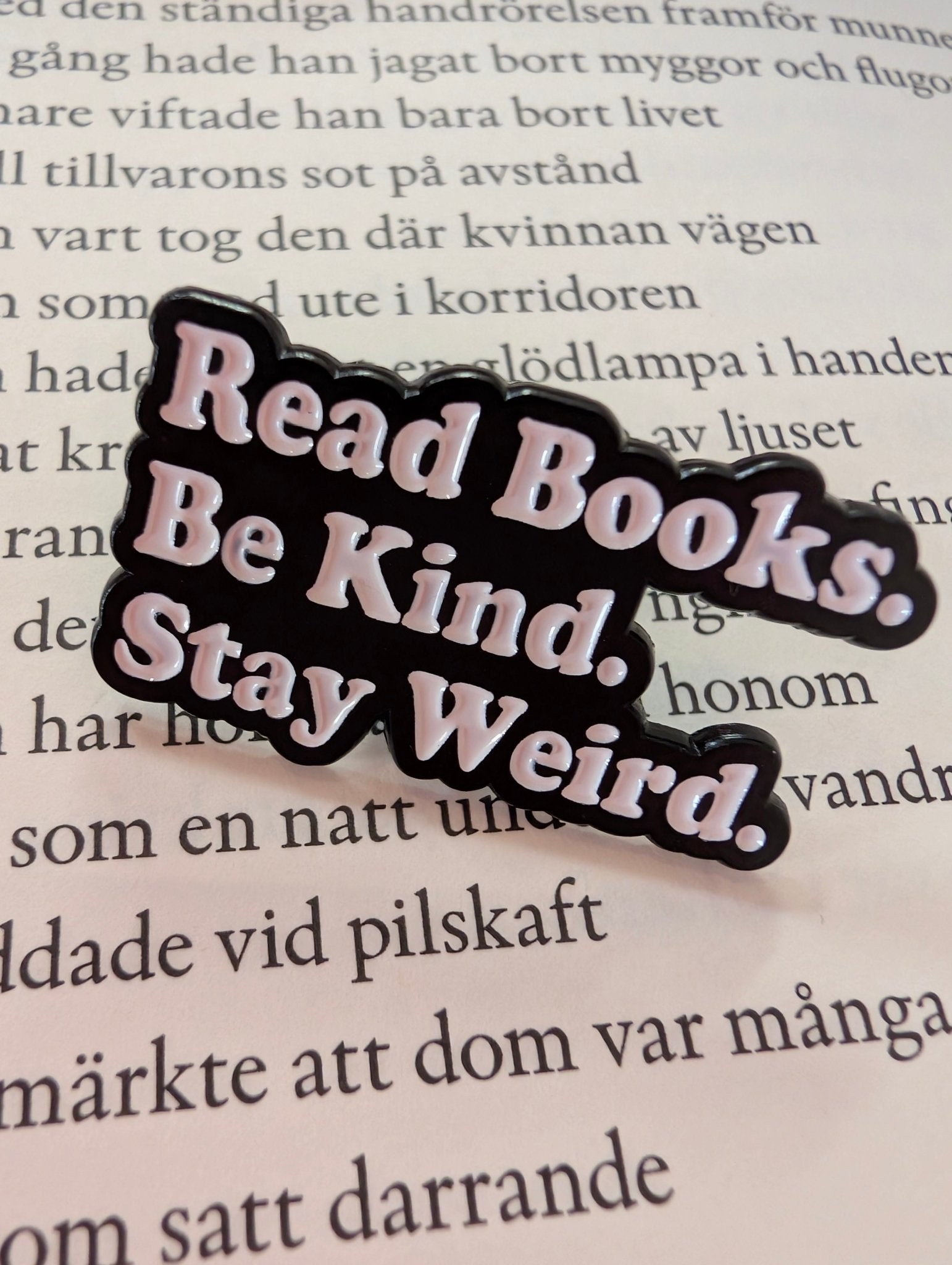 Pin "Read Books Be Kind" Pins i One size från Rino Design Sthlm