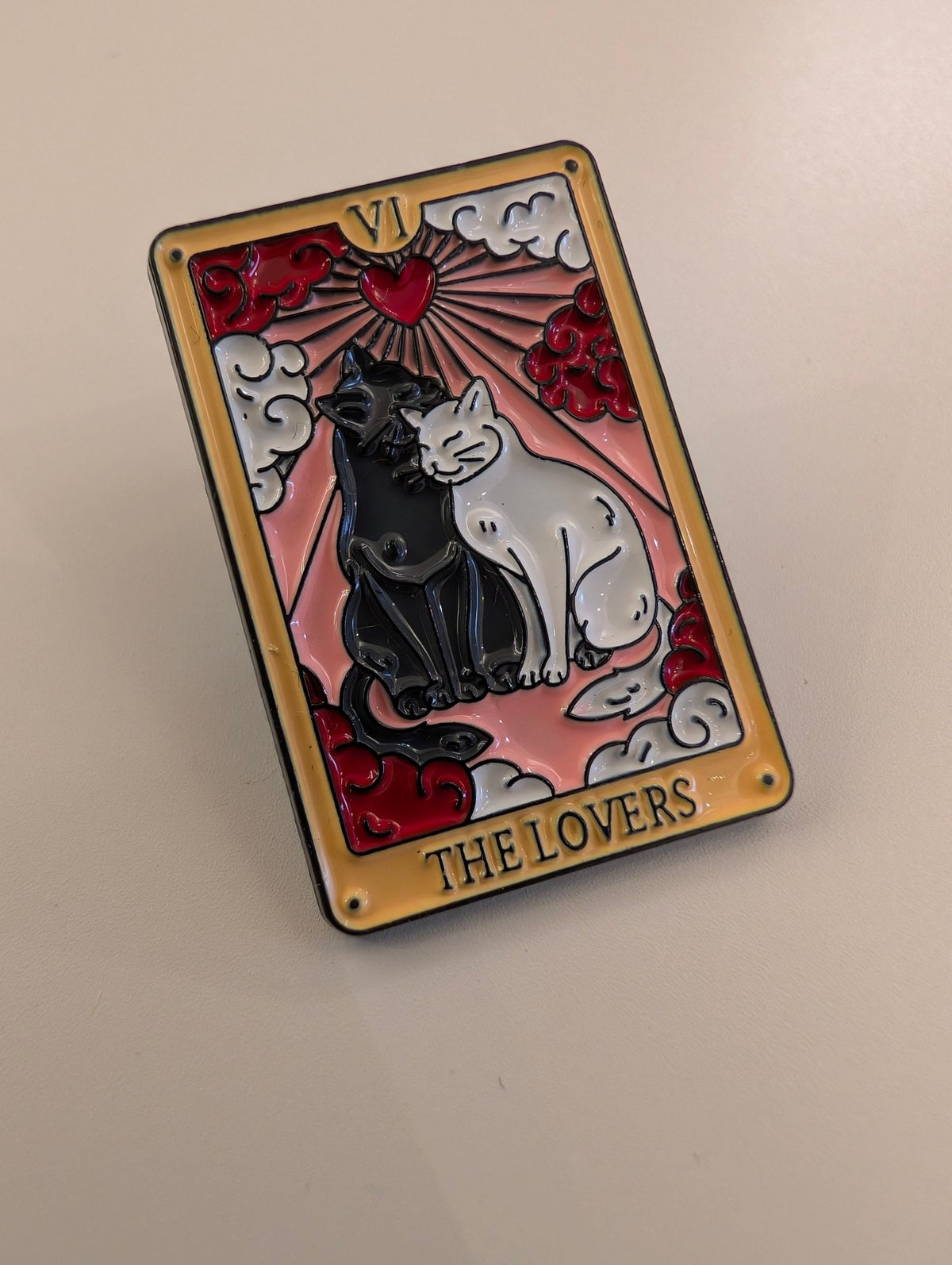 Pin the Lovers två kära katter Pins i One size från Rino Design Sthlm