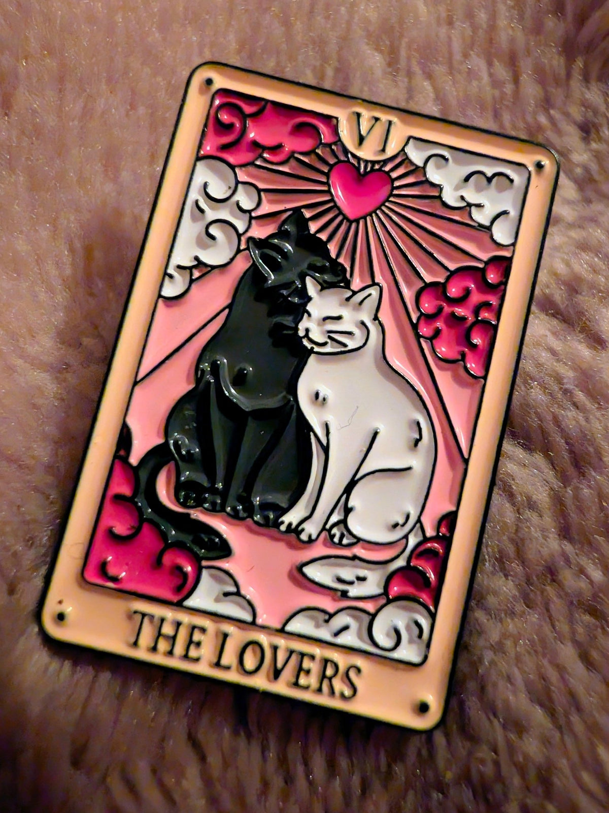 Pin the Lovers två kära katter Pins i One size från Rino Design Sthlm