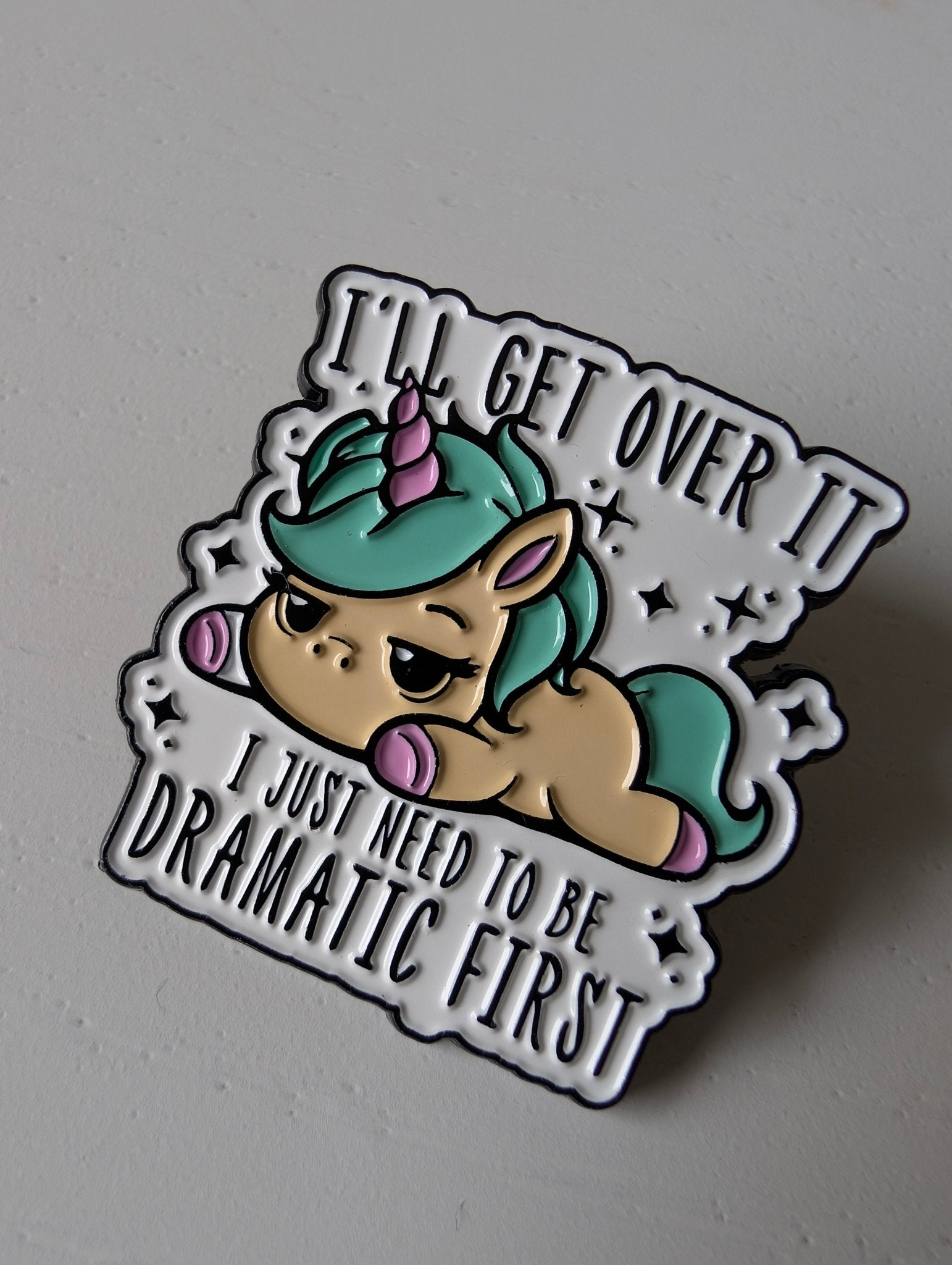 Pin Unicorn Be dramatic first Pins i One size från Rino Design Sthlm