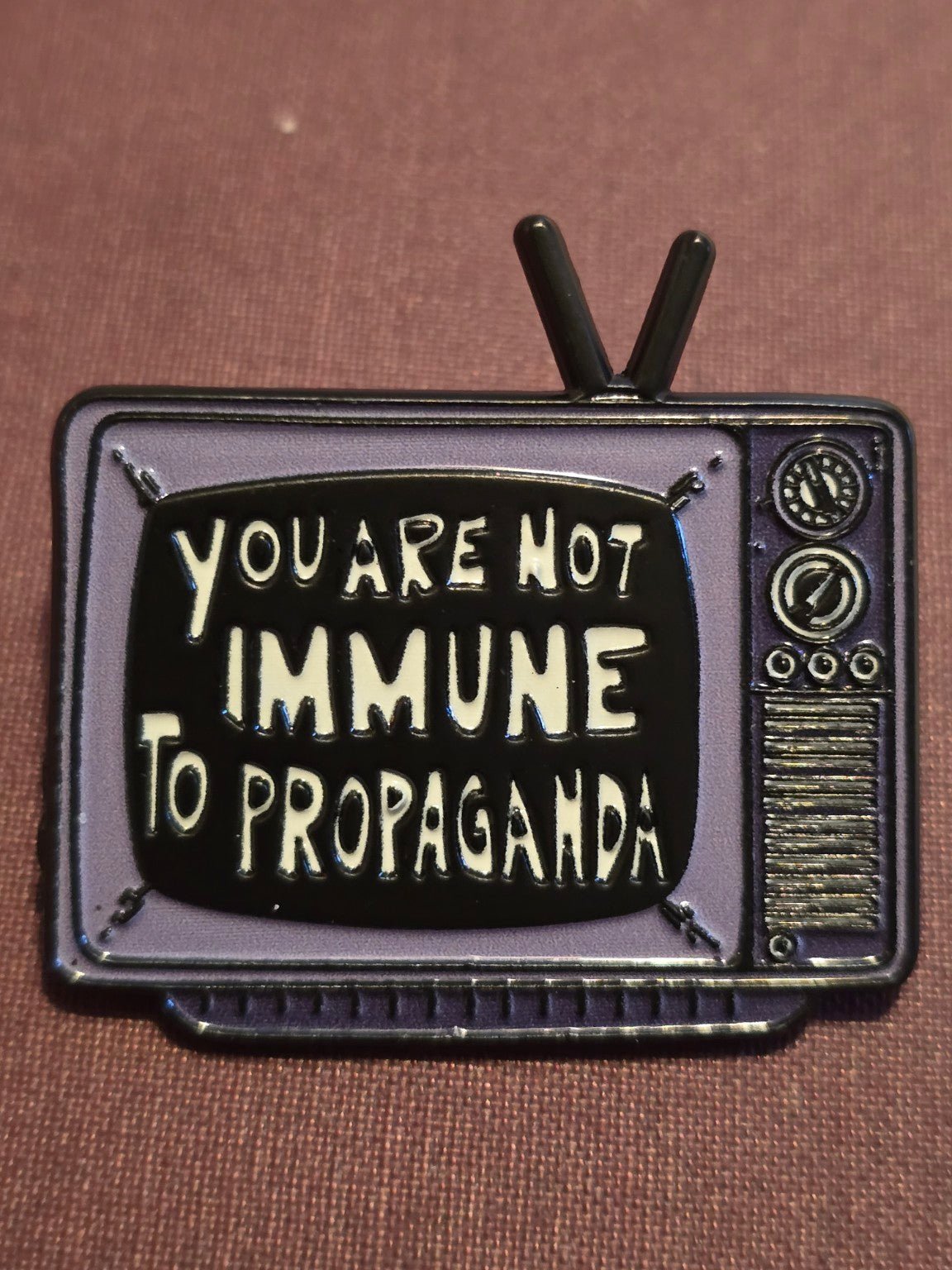 Pin You Are Not Immune to Propaganda Pins i One size från Rino Design Sthlm