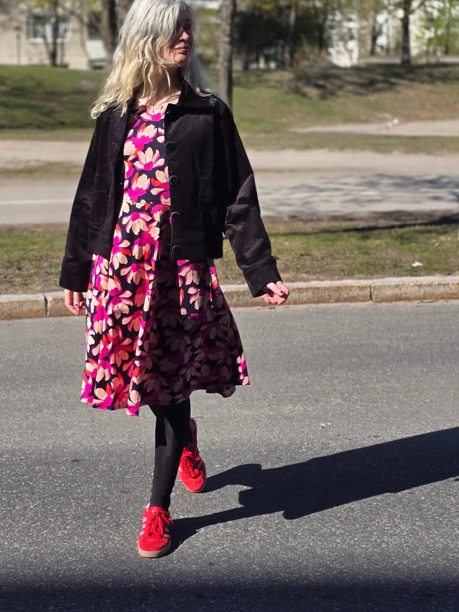 Pionklänning Blomster SvartCerise | Rino Klänning i S från Rino Design Sthlm