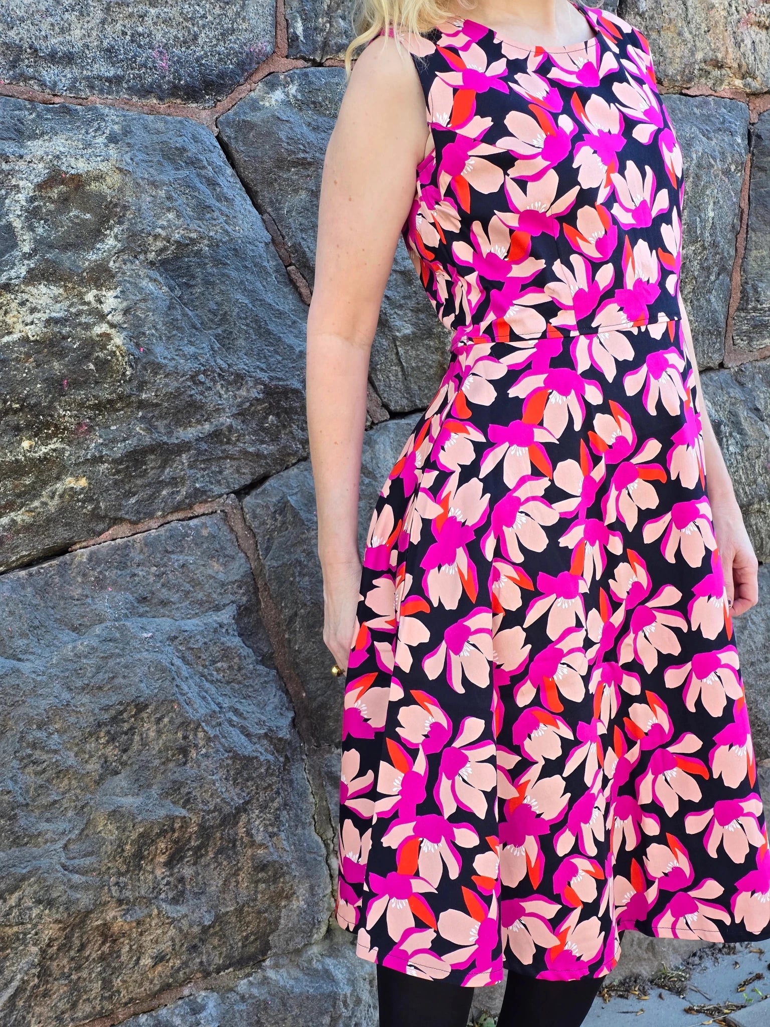 Pionklänning Blomster SvartCerise | Rino Klänning i S från Rino Design Sthlm