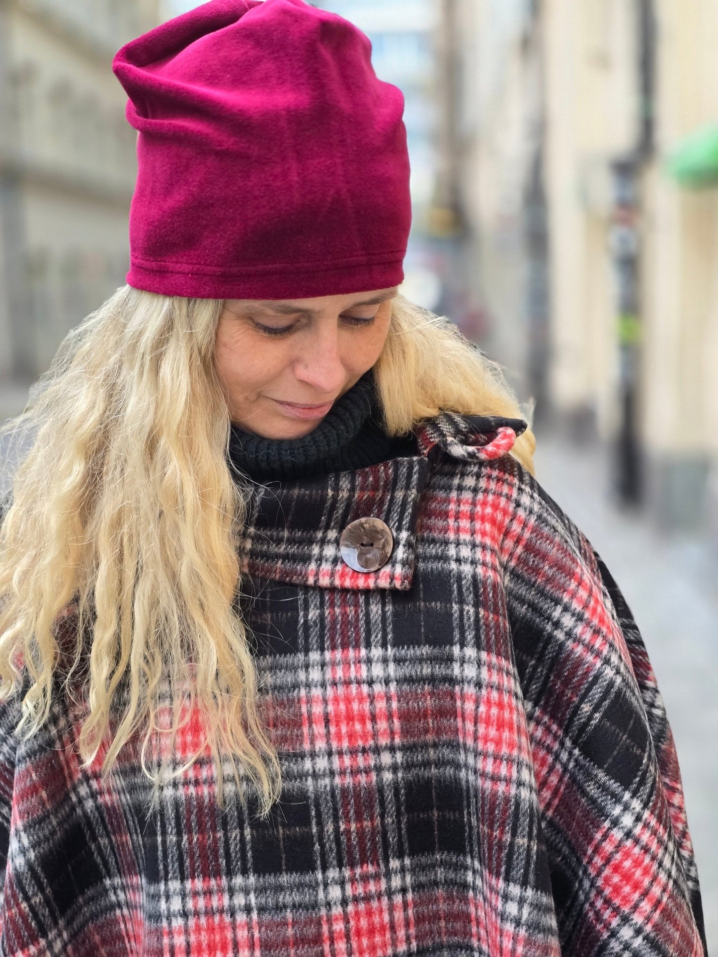 Poncho ull svart/röd rutig - Rino Design Sthlm