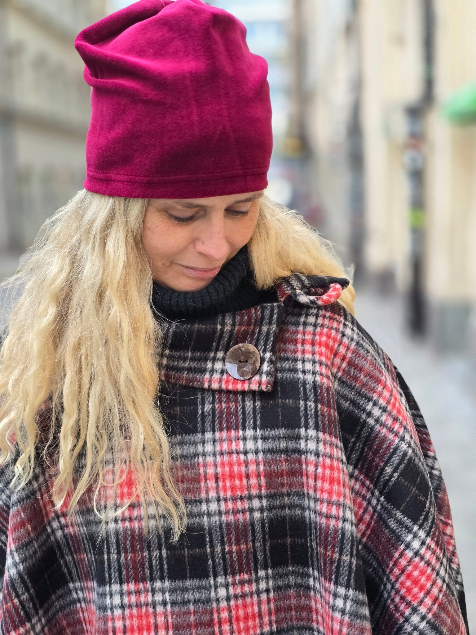 Poncho ull svart/röd rutig - Rino Design Sthlm