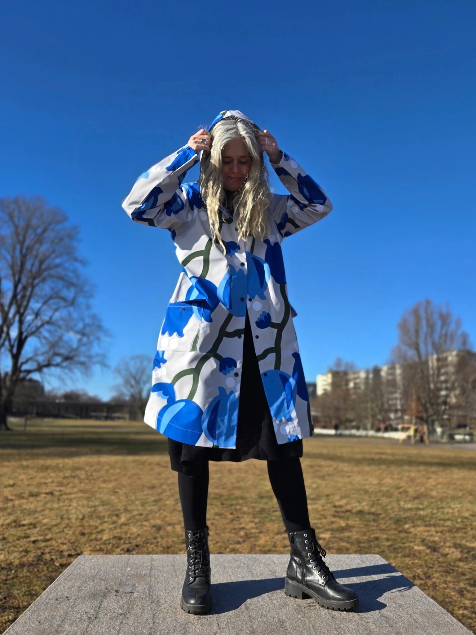 Regnkappa Mönstrad Blå Tulpan | Rino Regnkappa i S/M från Rino Design Sthlm