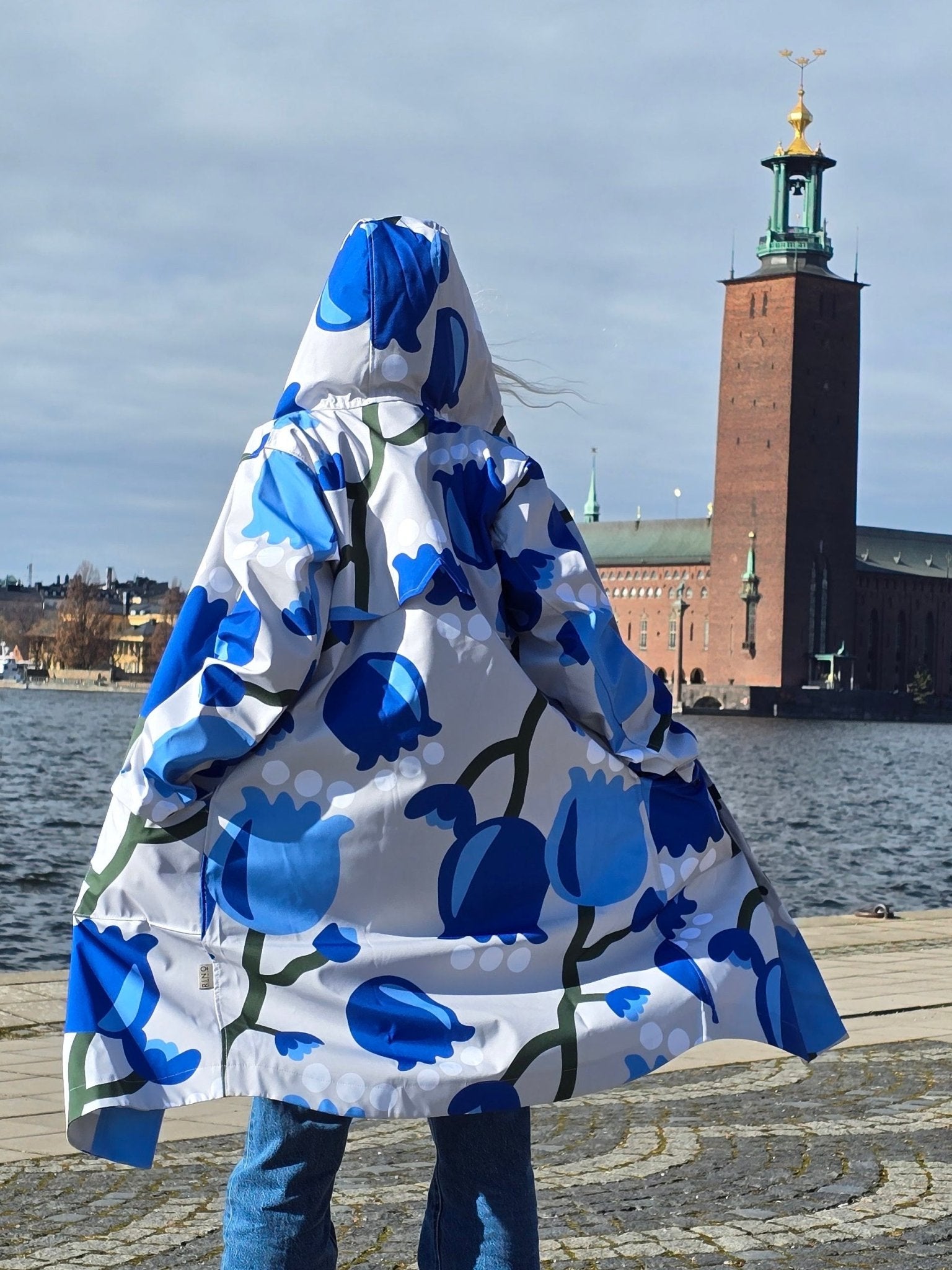 Regnkappa Mönstrad Blå Tulpan | Rino Regnkappa i S/M från Rino Design Sthlm