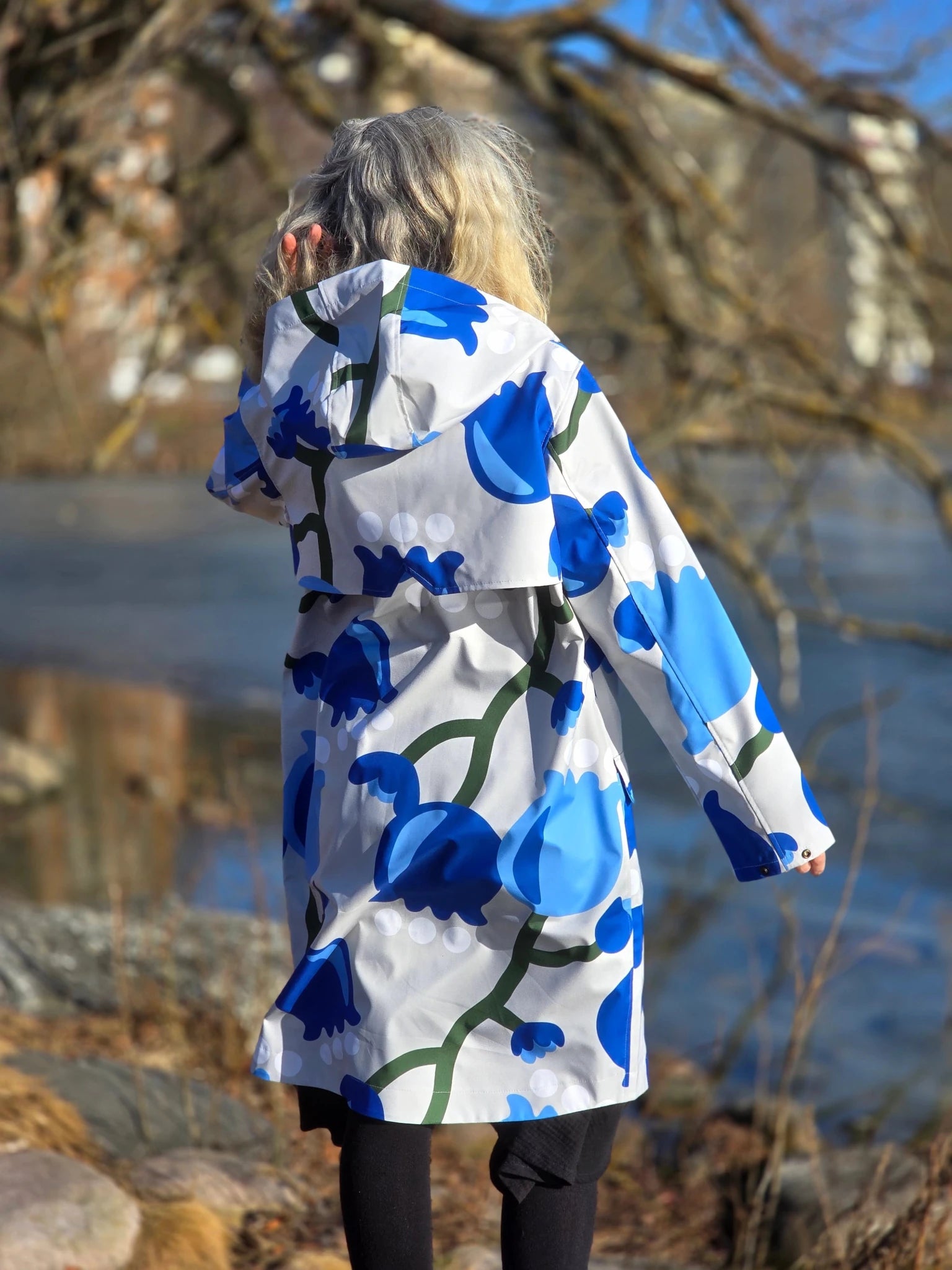 Regnkappa Mönstrad Blå Tulpan | Rino Regnkappa i S/M från Rino Design Sthlm