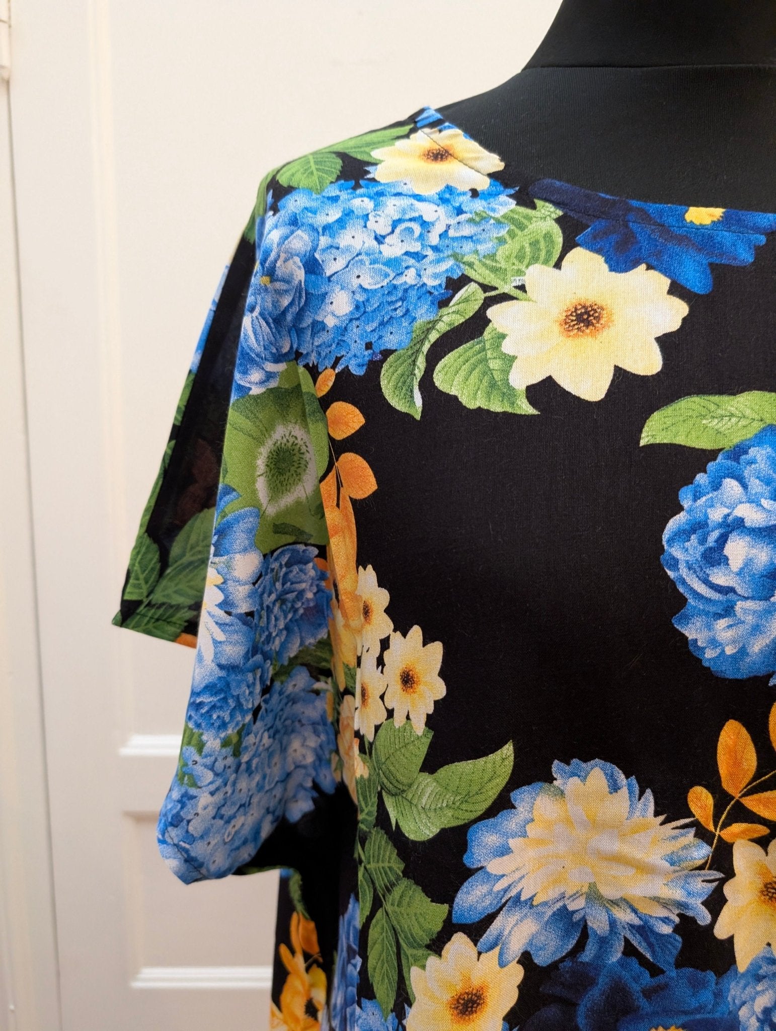 Box - blus dam Blommor | Rino Box - blus i S/M från Rino Design Sthlm