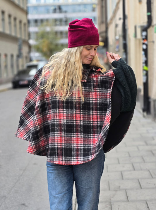 Poncho ull svart/röd rutig