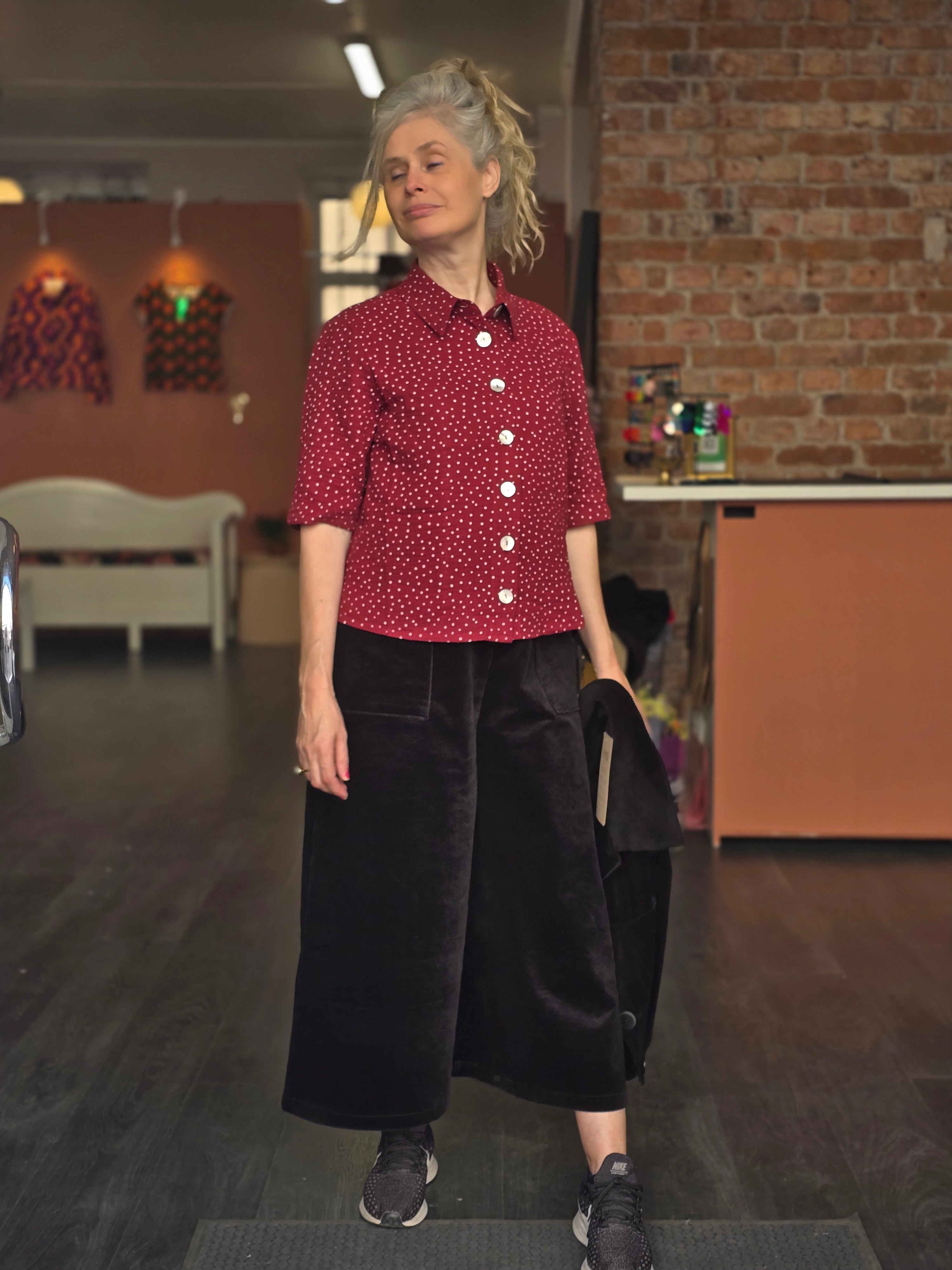 Blus Vinröd/Vita prickar Muslin | Rino