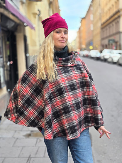 Poncho ull svart/röd rutig
