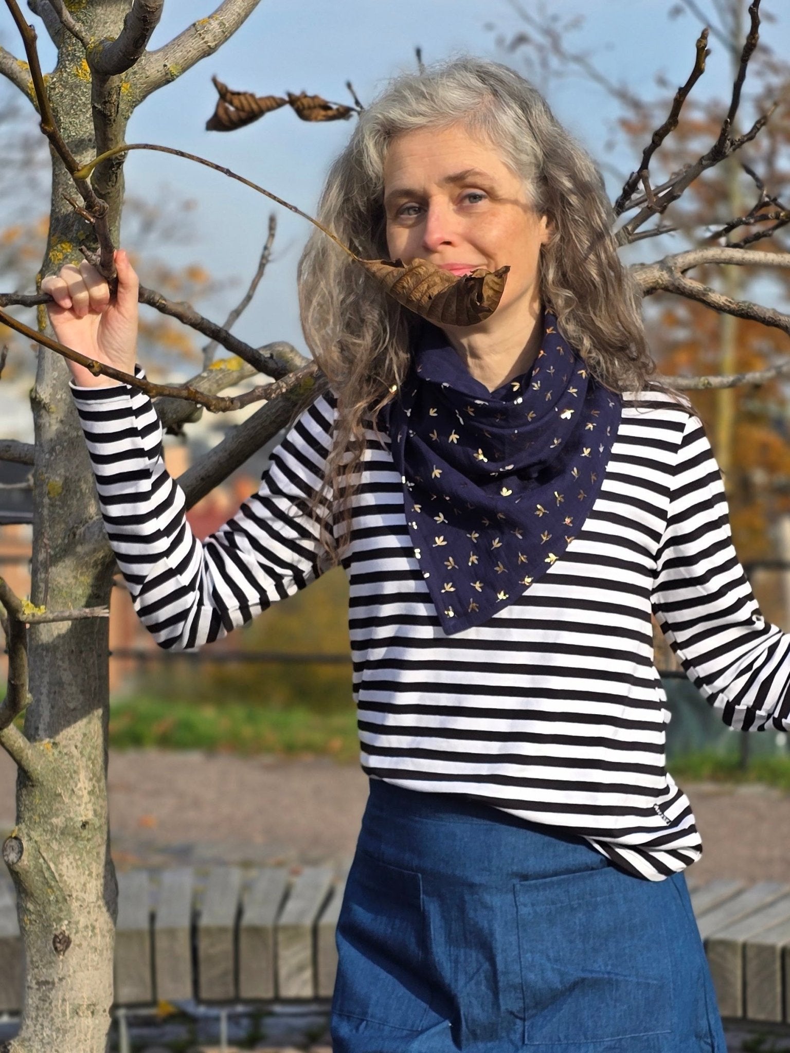 Sjal trekant mindre Blå/guld | Rino Sjal i One size från Rino Design Sthlm