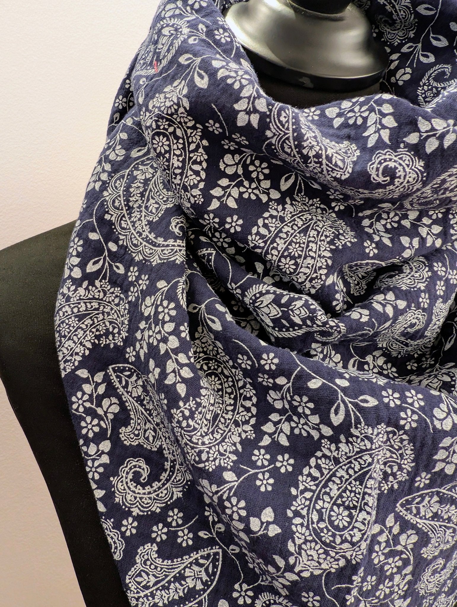 Sjal trekant muslin blåmönstrad stor | Rino Sjal i One size från Rino Design Sthlm