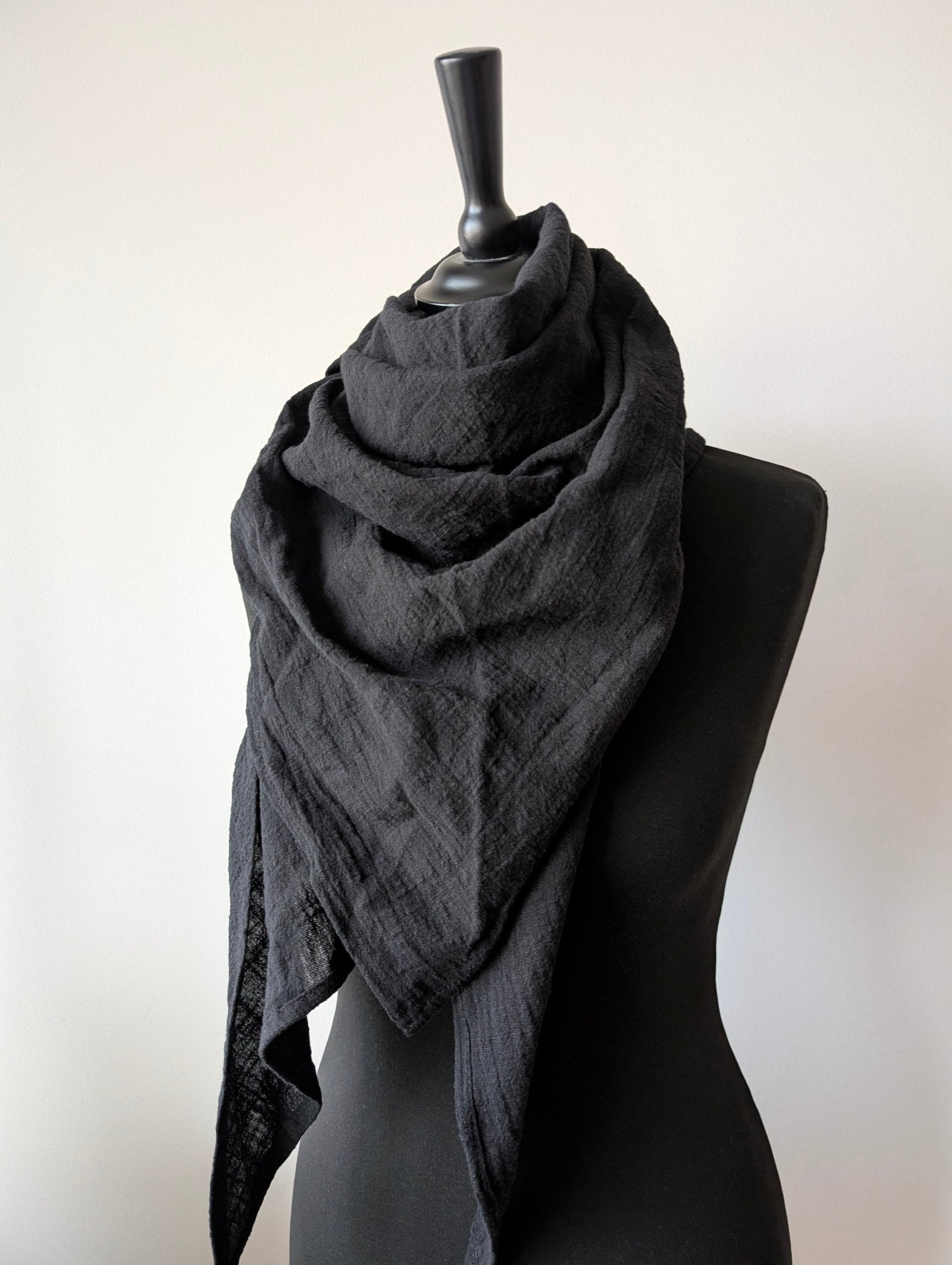 Sjal Trekant Svart | Rino Sjal i One size från Rino Design Sthlm