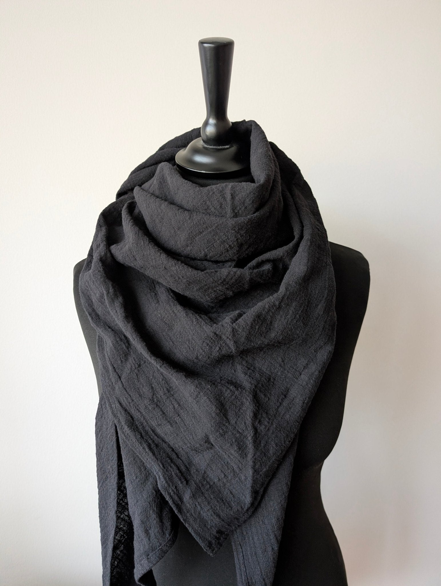 Sjal Trekant Svart | Rino Sjal i One size från Rino Design Sthlm