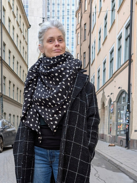 Stor sjal Svart - vit - prickig - Rino Design Sthlm