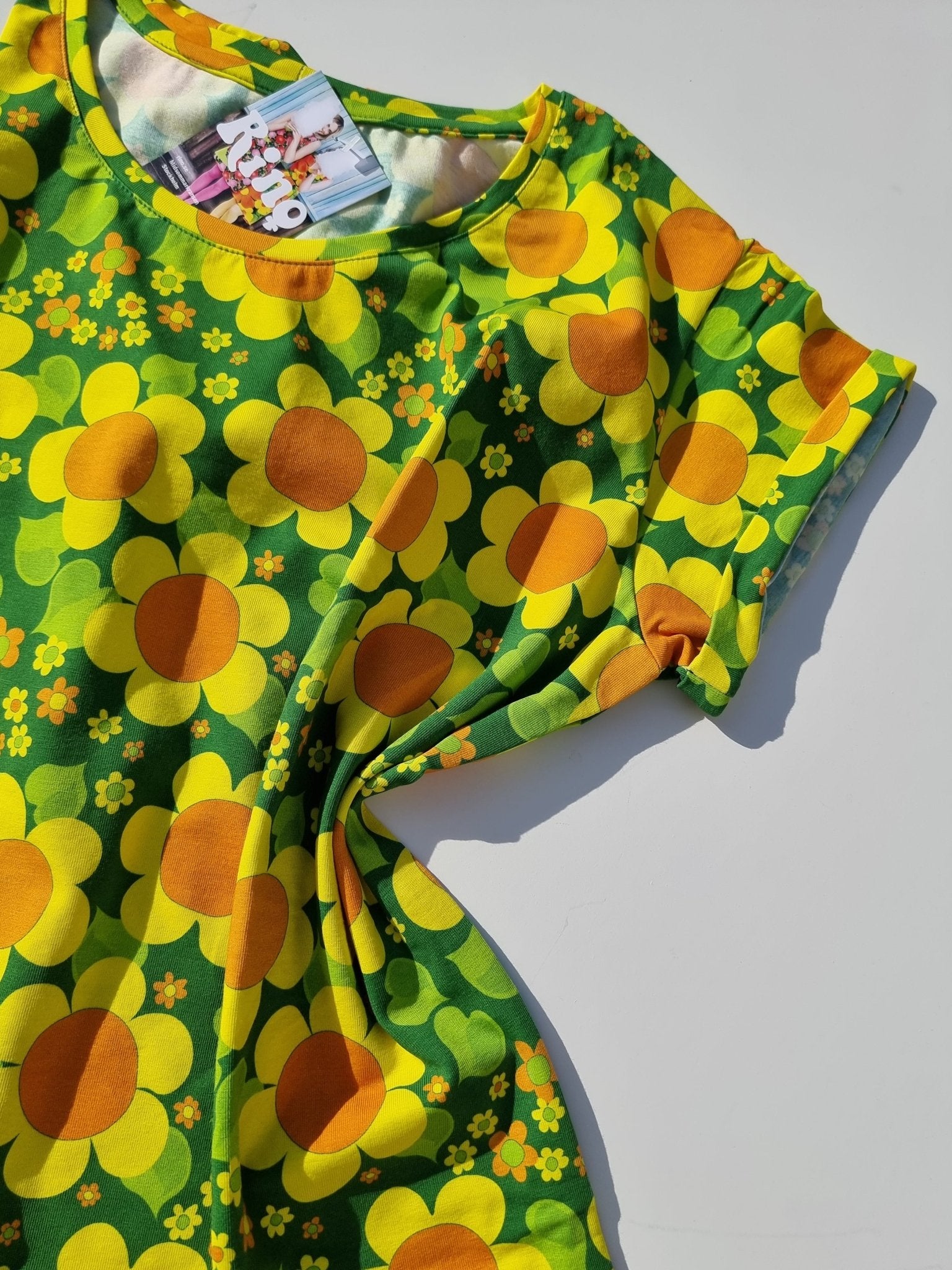 T-shirt Gul Solblomma | Rino T-shirt i S från Rino Design Sthlm