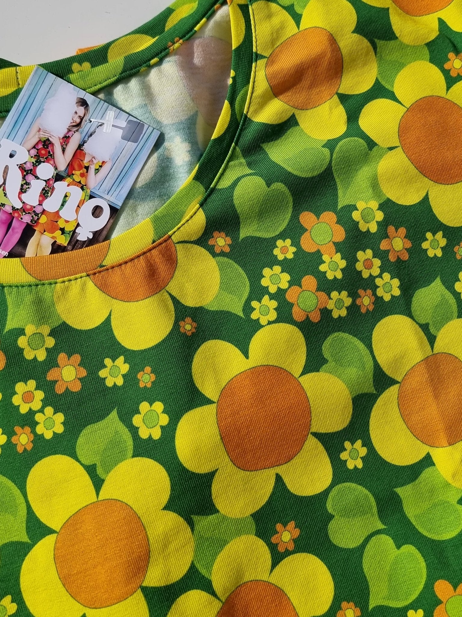 T-shirt Gul Solblomma | Rino T-shirt i S från Rino Design Sthlm