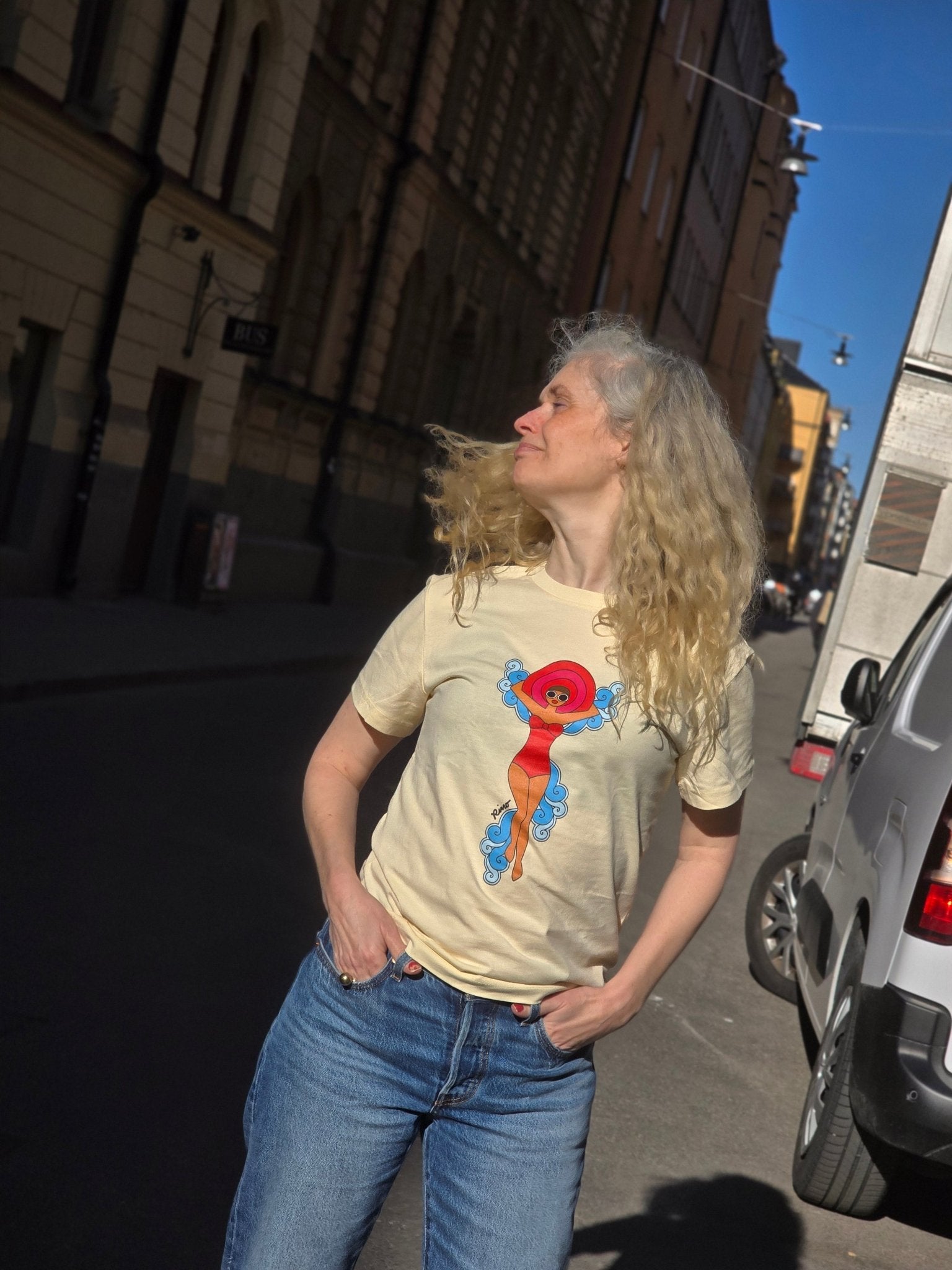 T-shirt Kvinnor som vågar | Rino Standard product i S från Rino Design Sthlm