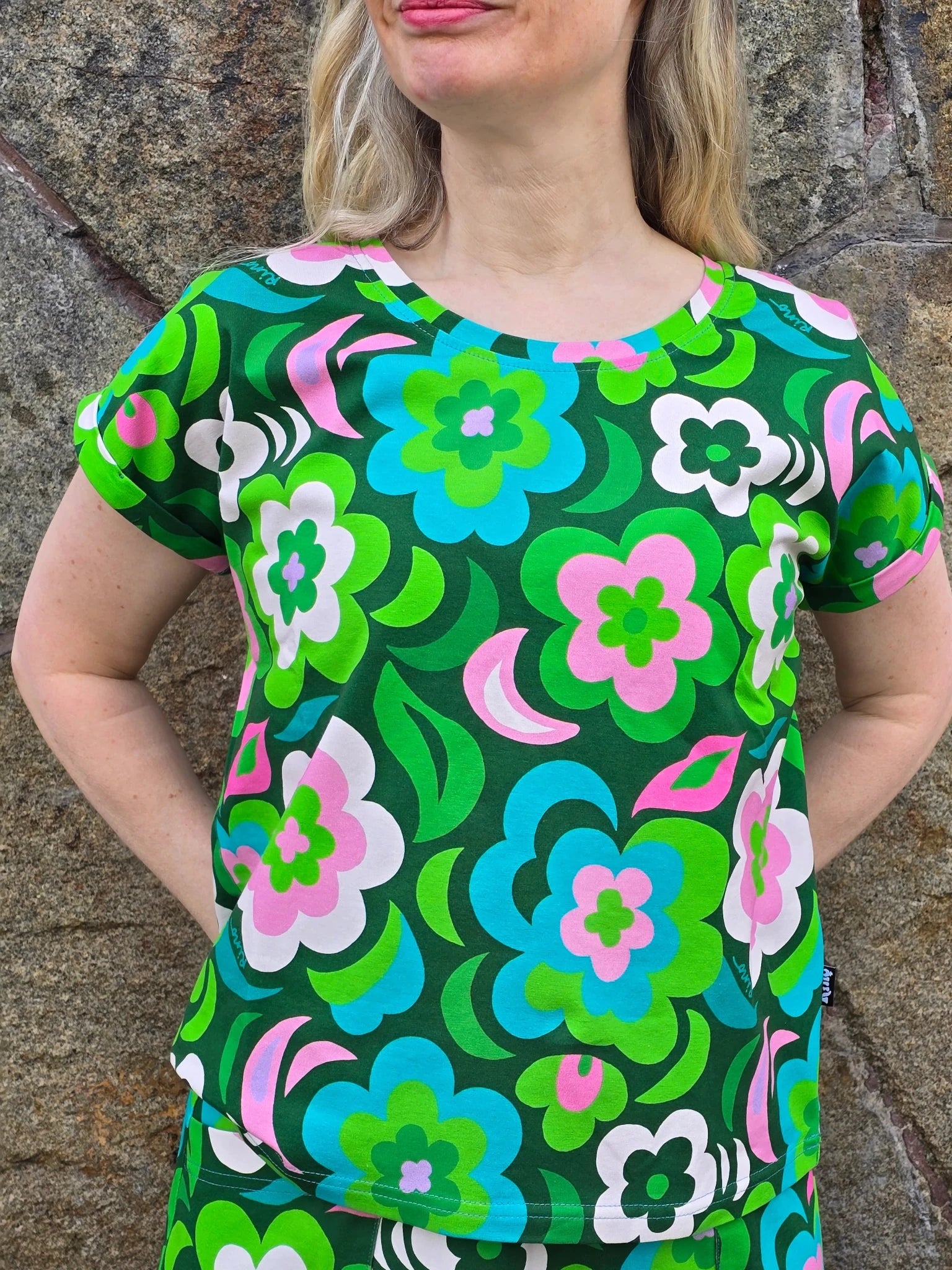 T-shirt Månblomma Grön - turkos - rosa | Rino T-shirt i S från Rino Design Sthlm