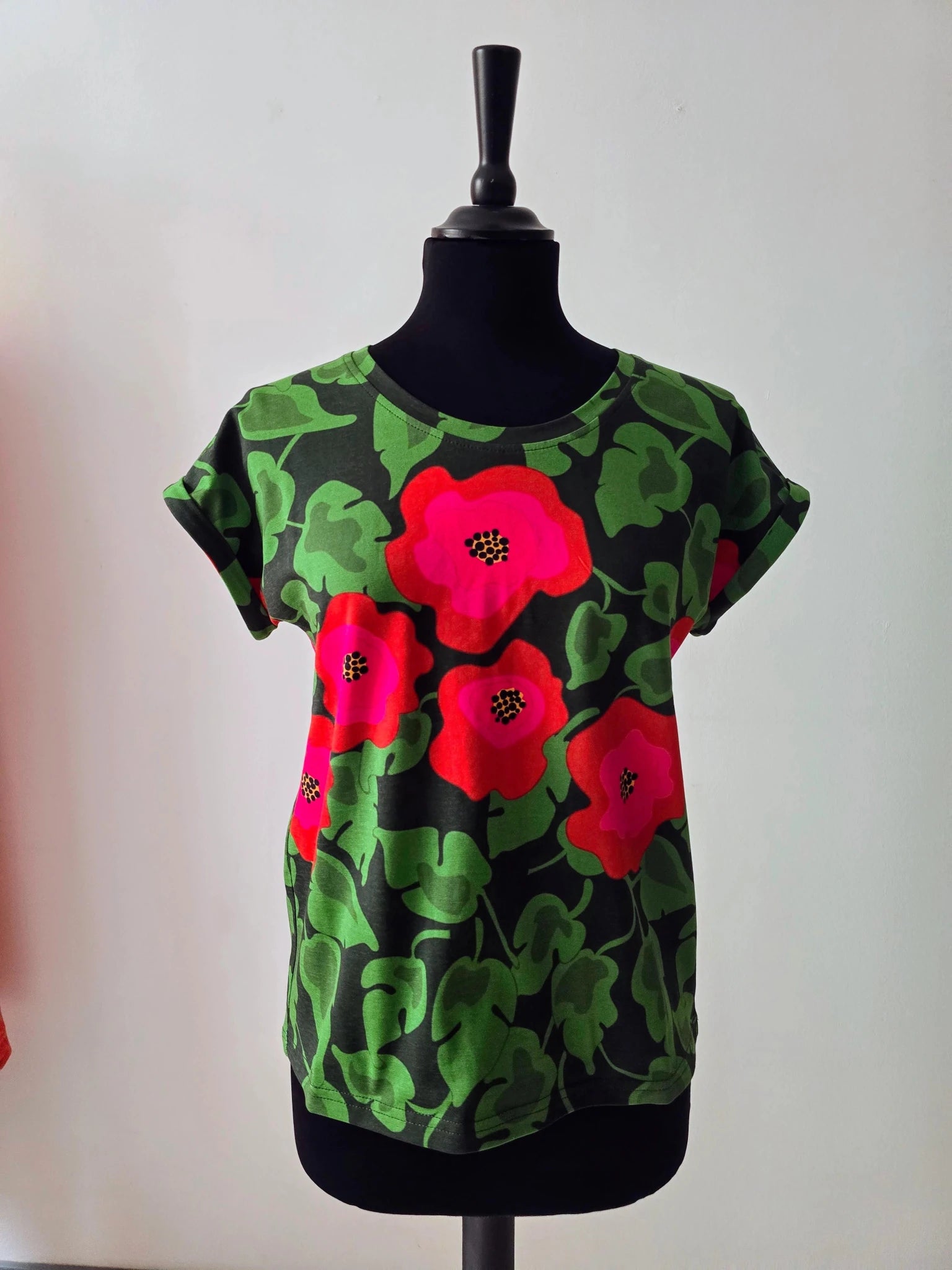 T-shirt Törnrosa | Rino T-shirt i S från Rino Design Sthlm