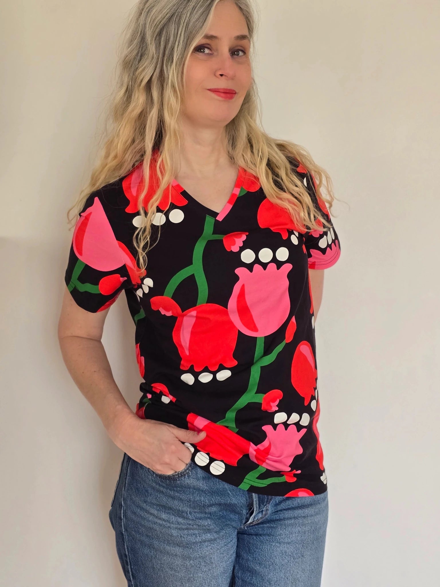 T-shirt V - ringad Tulpan | Rino T-shirt casual i S från Rino Design Sthlm