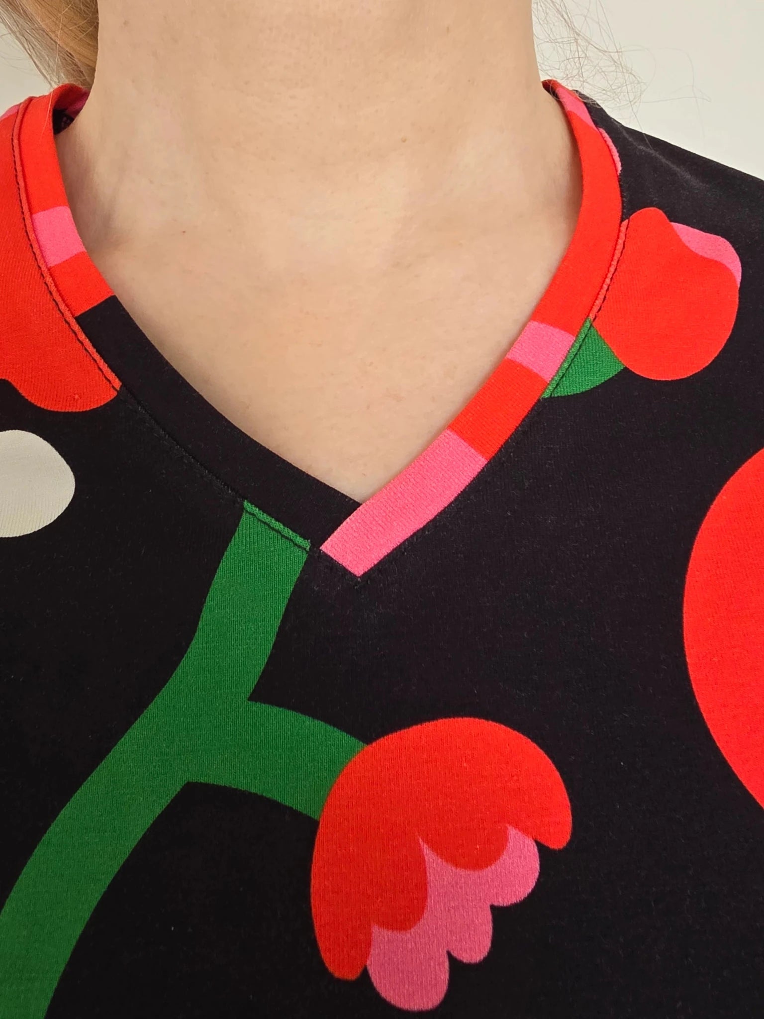 T-shirt V - ringad Tulpan | Rino T-shirt casual i S från Rino Design Sthlm