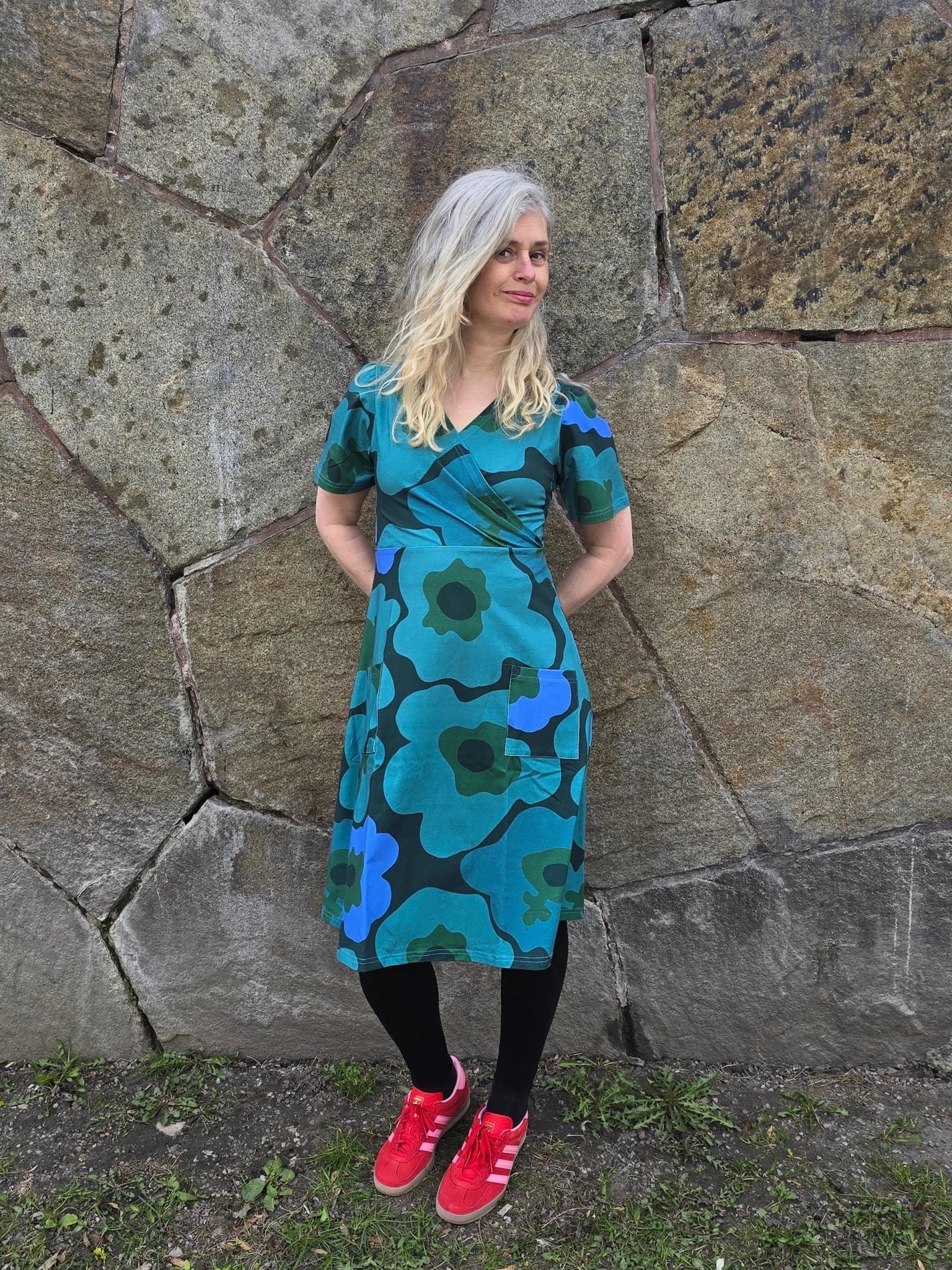Trikåklänning Feminist Blå | Rino Klänning i S från Rino Design Sthlm