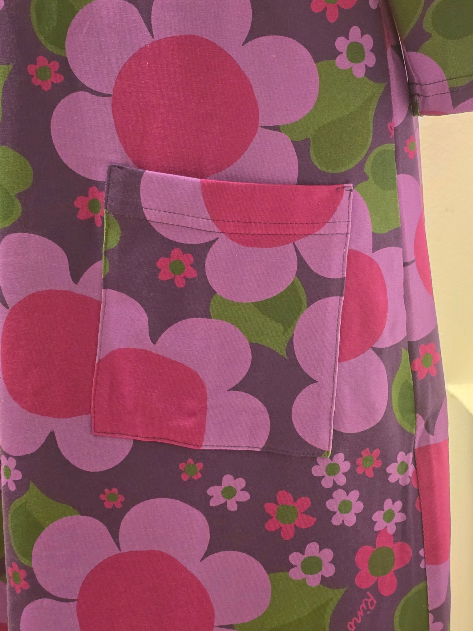 Trikåklänning Lila Solblomma | Rino Klänning i S från Rino Design Sthlm