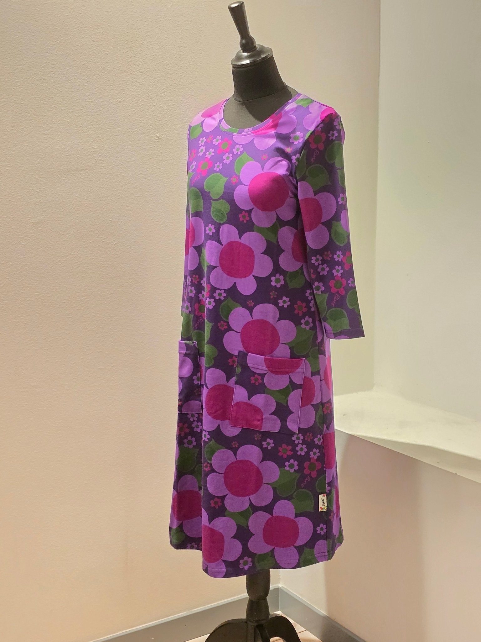 Trikåklänning Lila Solblomma | Rino Klänning i S från Rino Design Sthlm