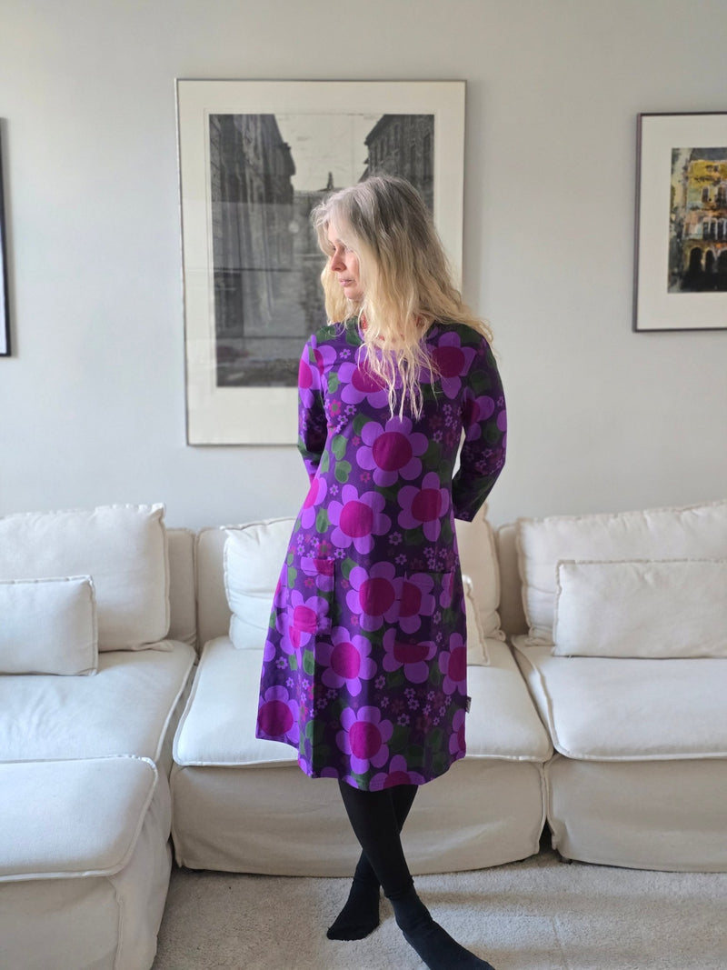 Trikåklänning Lila Solblomma | Rino Klänning i S från Rino Design Sthlm