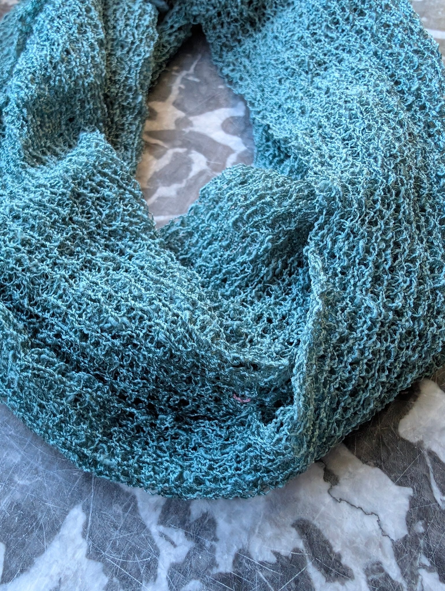 Tubsjal Finstickad Liten buteljgrön | Rino Sjal i One size från Rino Design Sthlm