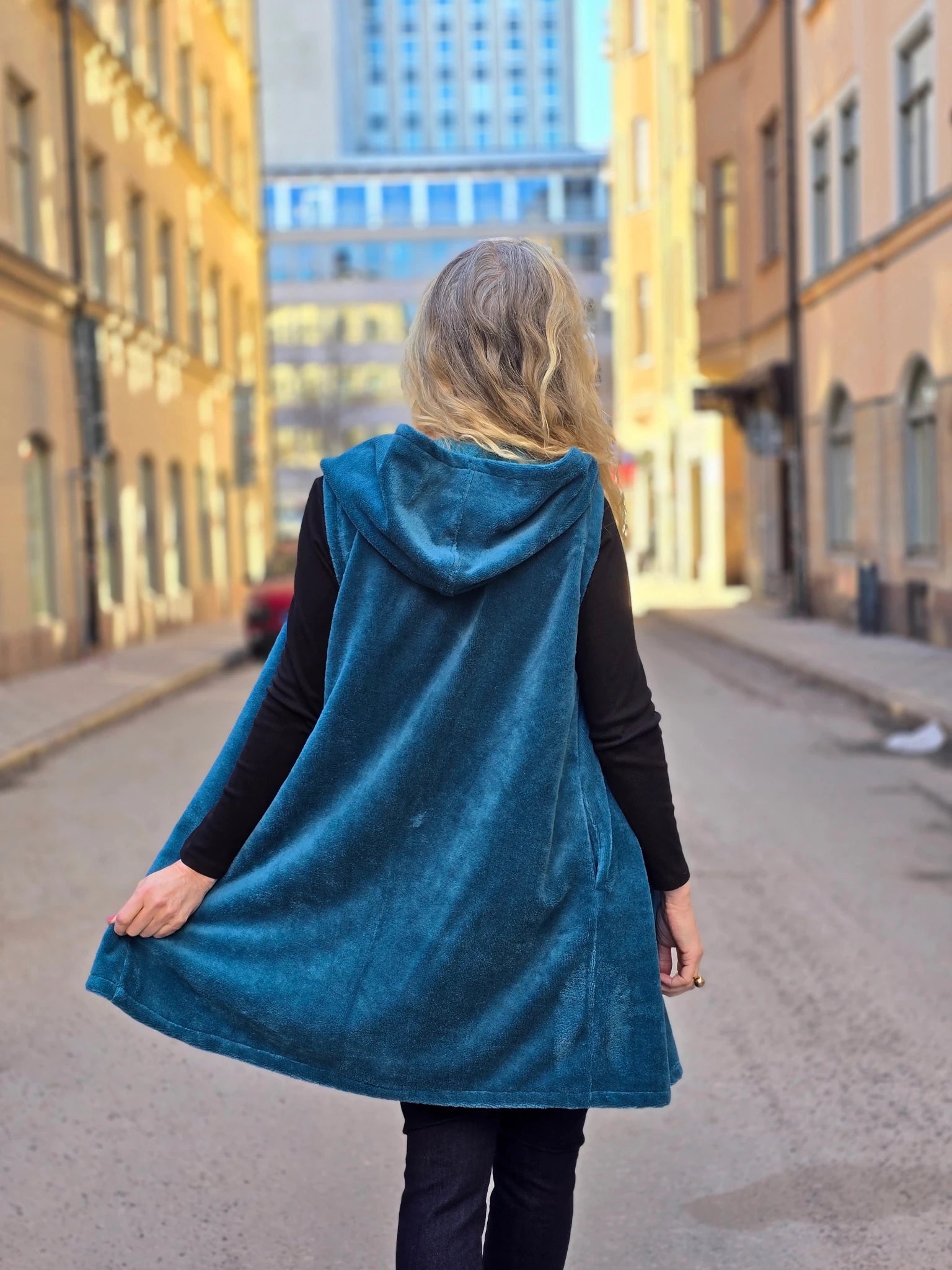 Väst med huva petrol | Rino Väst i Mindre från Rino Design Sthlm