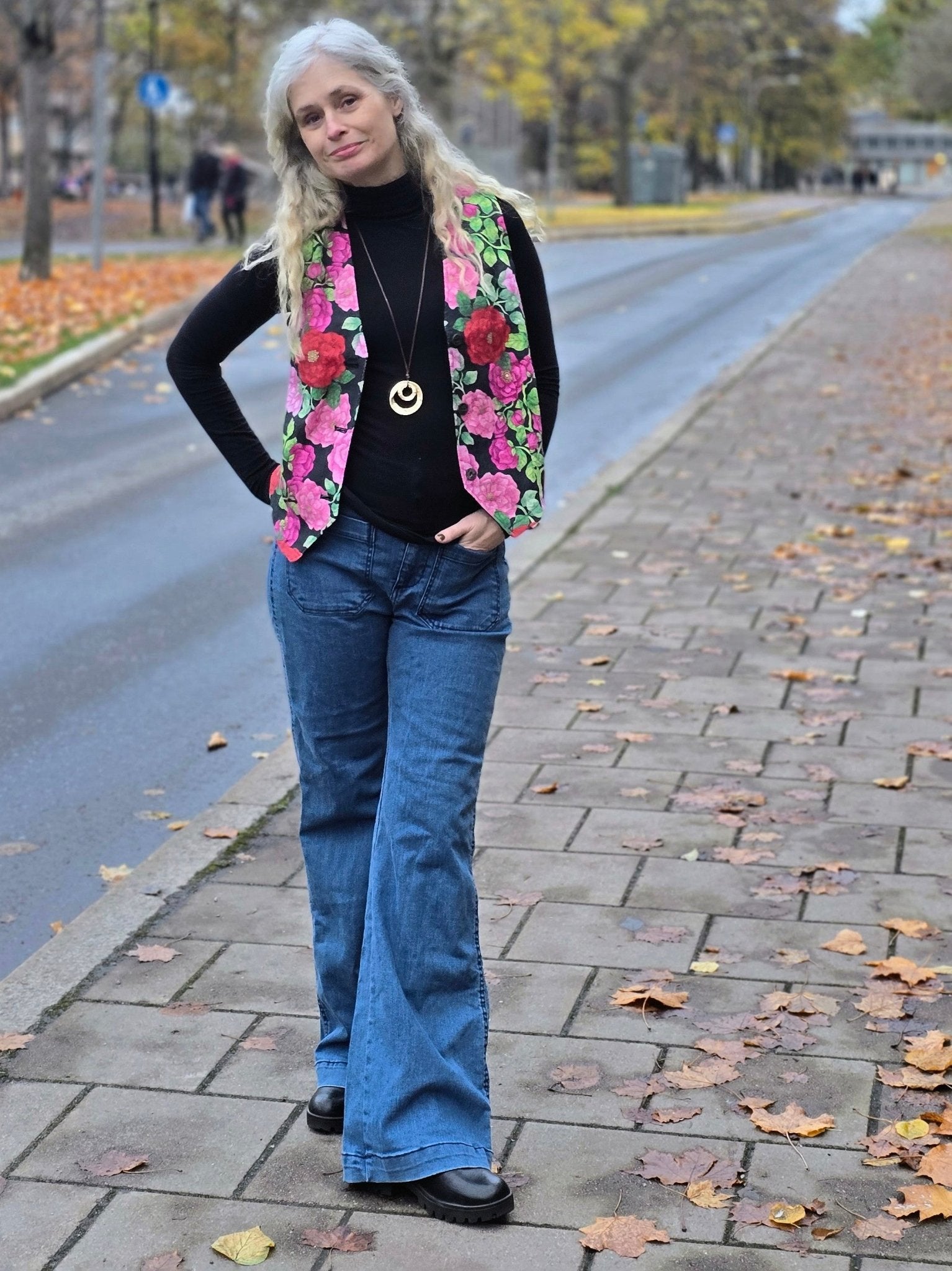 Väst Rosor Svart | Rino Väst i S från Rino Design Sthlm