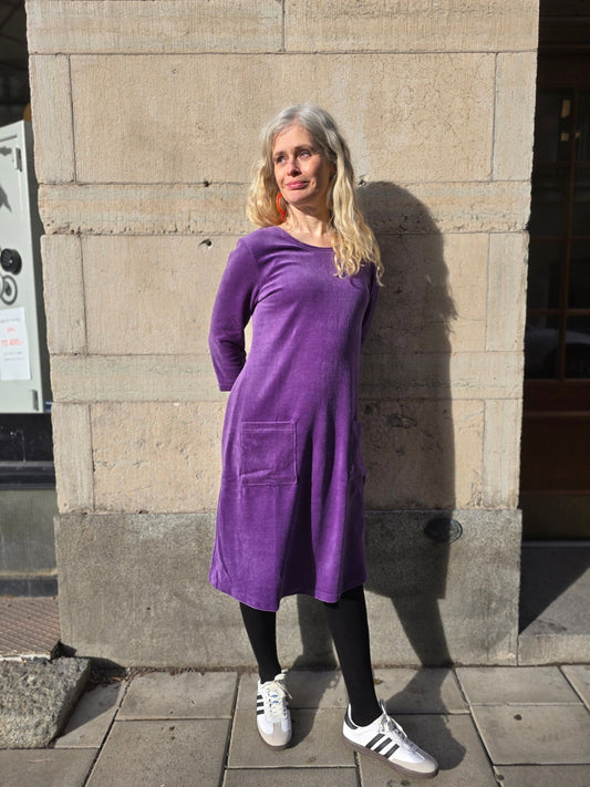Velourklänning Kamomill Lila - Rino Design Sthlm