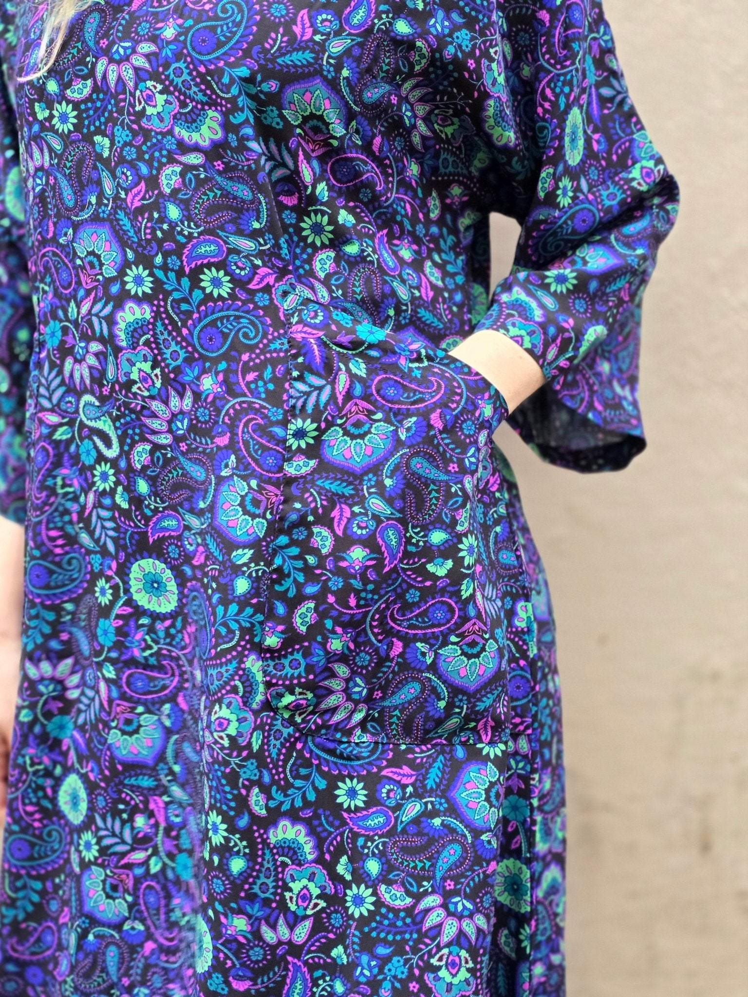 Viskosklänning Vera Fyrverkeri Ecovero - Rino Design Sthlm