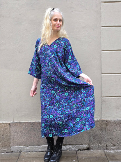 Viskosklänning Vera Fyrverkeri Ecovero - Rino Design Sthlm