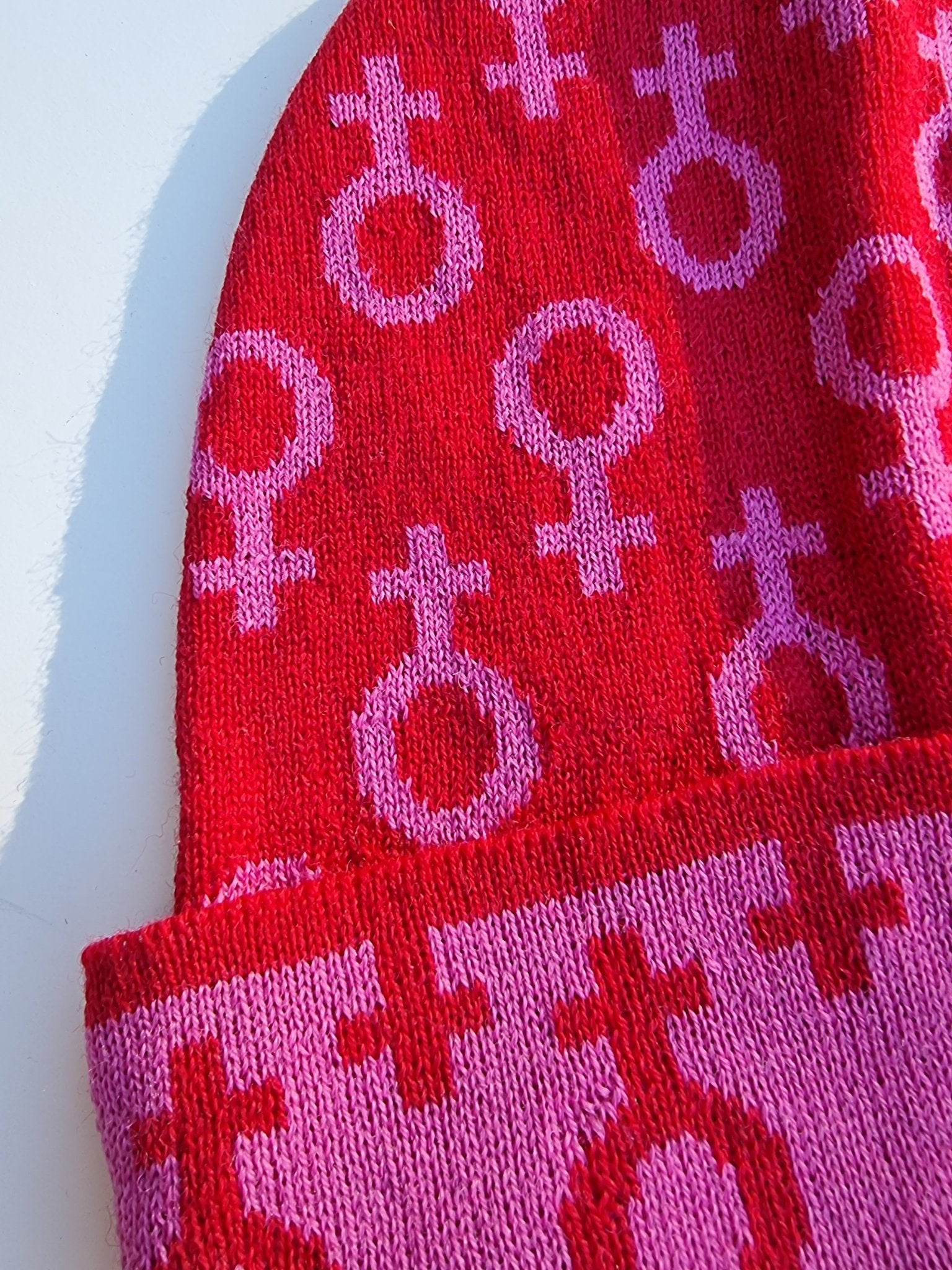Feminist ullmössa Röd/rosa - Rino Design Sthlm