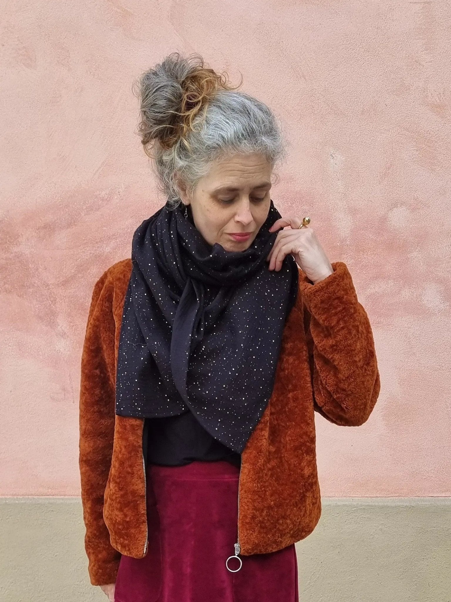 Sjal Svart guldprick | Rino Sjal i One size från Rino Design Sthlm